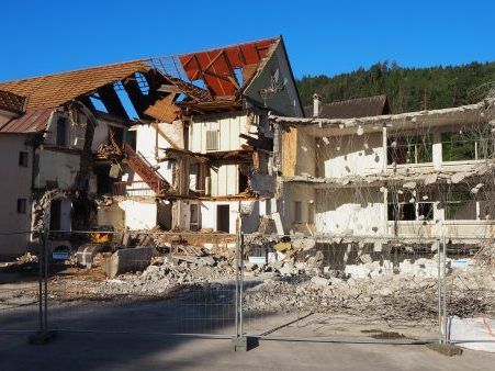 An der Dr.-Griß-Straße laufen derzeit die Abbrucharbeiten am historischen Gebäude.