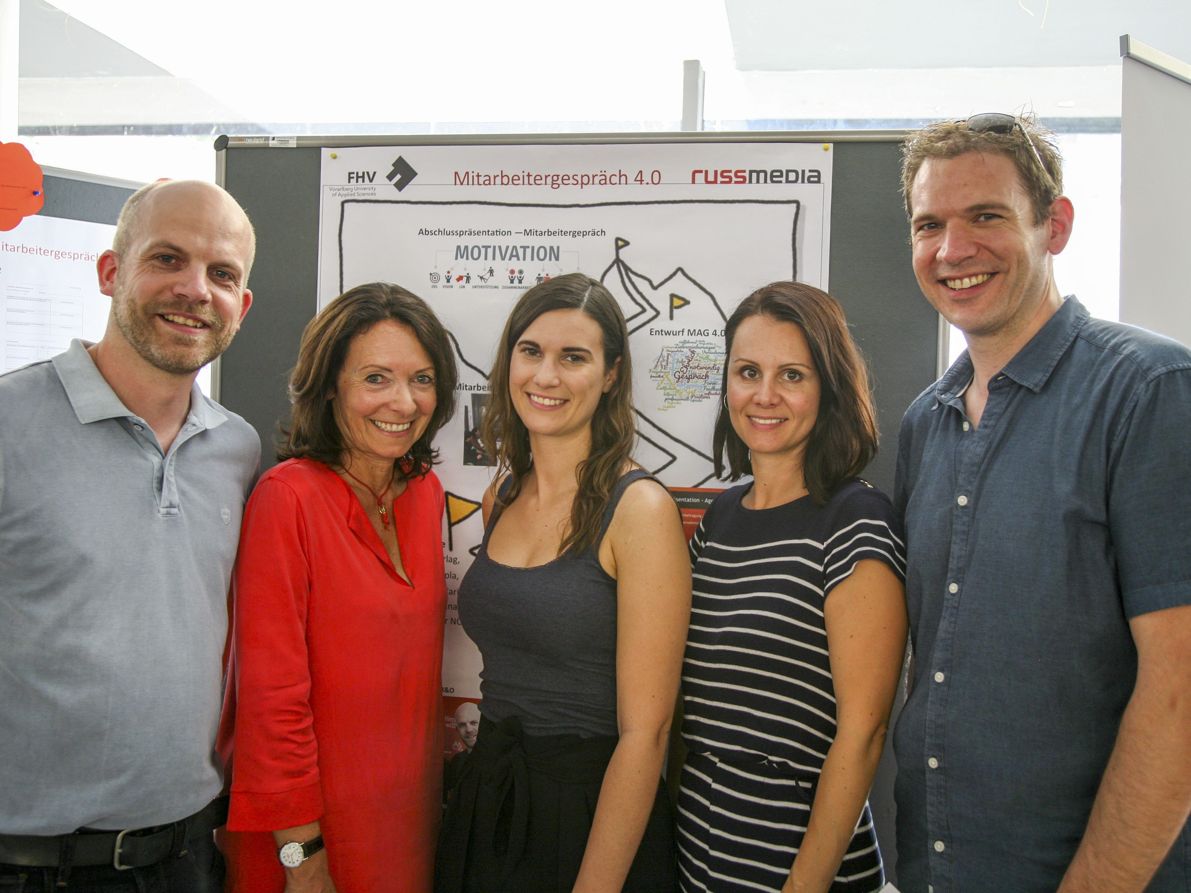Studierende der FH Vorarlberg mit ihren Projektpartnern von Russmedia.