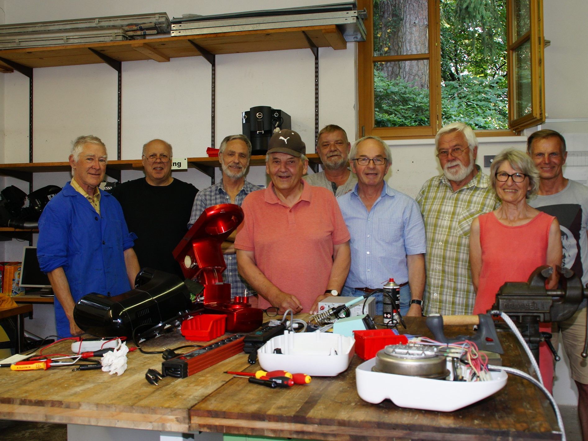 Die freiwilligen Helfer: Wilfried, Toni, Gerhard, Wilfried, Arno, Karl, Christine und Herbert mit Organisator Norbert Burtscher (4. v. r.) Die freiwilligen Helfer: Wilfried, Toni, Gerhard, Wilfried, Arno, Karl, Christine und Herbert mit Organisator Norbert Burtscher (4. v. r.)