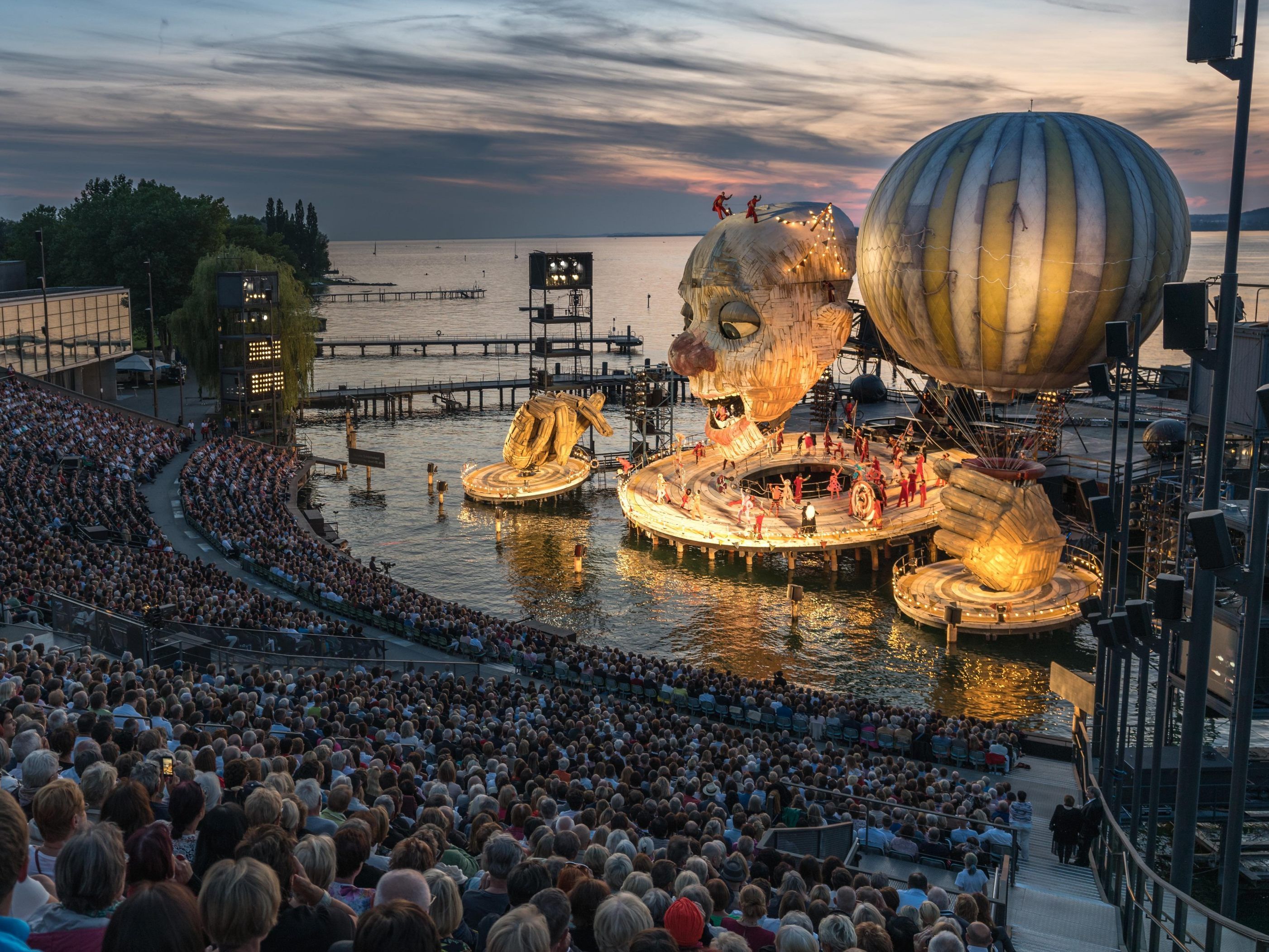 Inszenierung, Bühne und Wetter - Alles beeindruckte am Premerienabend für Verdis "Rigoletto" auf der Bregenzer Seebühne.