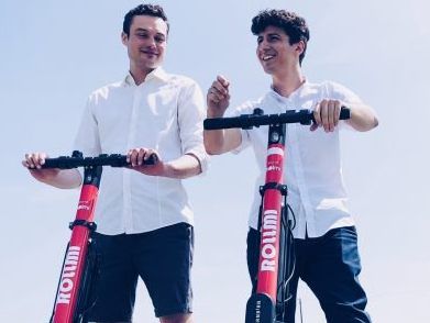 Holmi COO und Geschäftsführer Matthias Kalb und Founder und CEO Jürgen Gunz auf dem neuen Rollmi-E-Scooter.