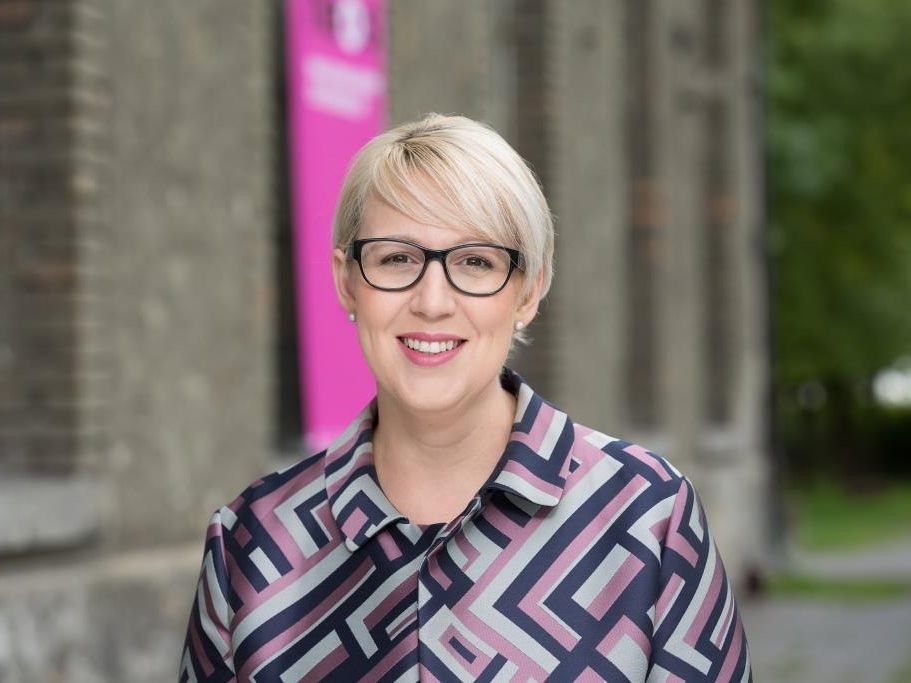 NEOS Landessprecherin Sabine Scheffknecht kritisiert die mangelnde Förderung der Erwerbstätigkeit von Frauen. NEOS Landessprecherin Sabine Scheffknecht kritisiert die mangelnde Förderung der Erwerbstätigkeit von Frauen.