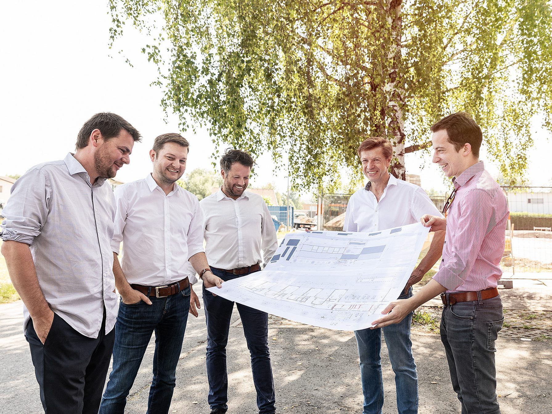 Nach den Plänen von Architekt Bernardo Bader erhält der Kindergarten am Schlatt einen Erweiterungsbau: Architekt Bernardo Bader, Hochbaugemeinderat Markus Schlachter, Bernhard Kathrein und Eugen Amann (Bauamt) und Bauprojektleiter Simon Martin. Nach den Plänen von Architekt Bernardo Bader erhält der Kindergarten am Schlatt einen Erweiterungsbau: Architekt Bernardo Bader, Hochbaugemeinderat Markus Schlachter, Bernhard Kathrein und Eugen Amann (Bauamt) und Bauprojektleiter Simon Martin.