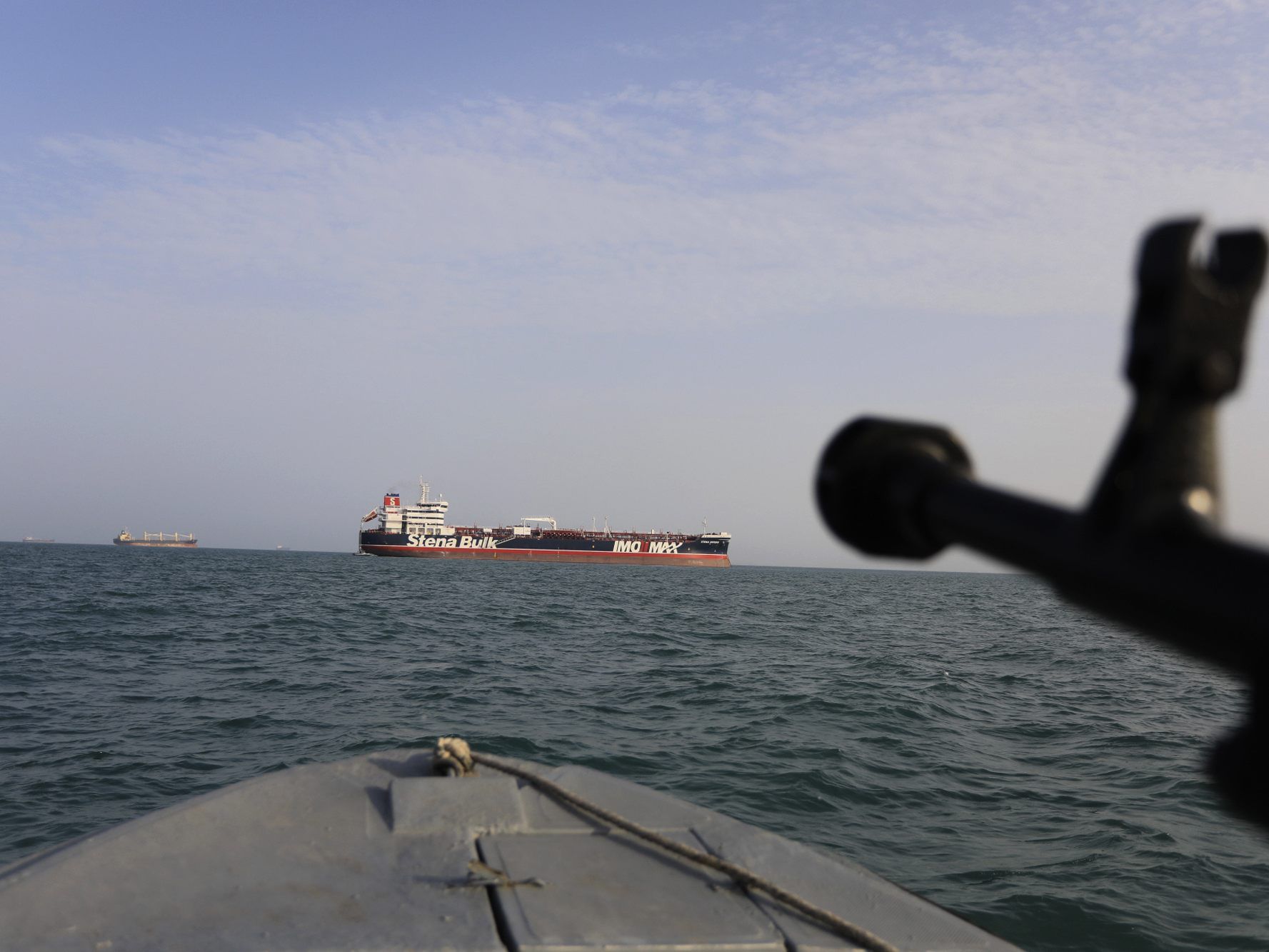 Im Jahr 1984 begann ein Tanker-Krieg, in dem der Iran, Irak und die USA involviert waren. Im Jahr 1984 begann ein Tanker-Krieg, in dem der Iran, Irak und die USA involviert waren.