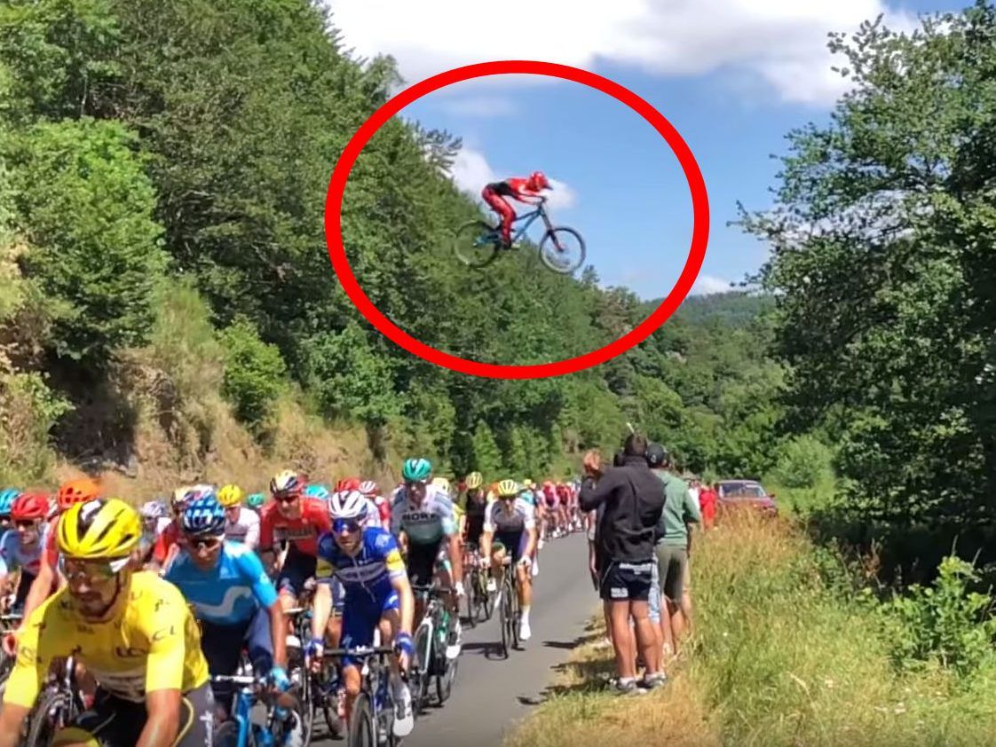Mountainbiker springt über die Tour de France.