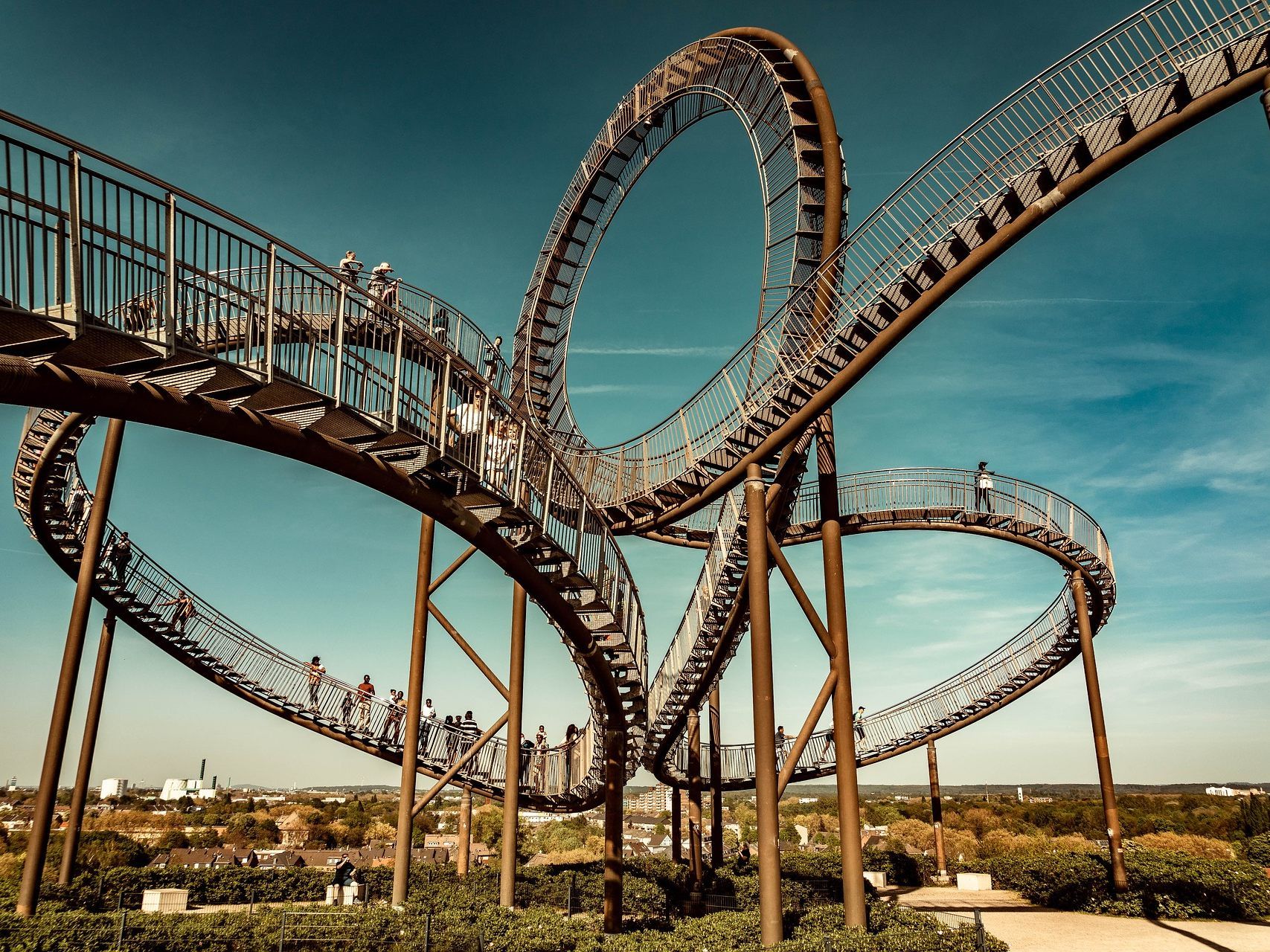 Diese Achterbahn-Treppe in Duisburg ragt 20 Meter in die Höhe.