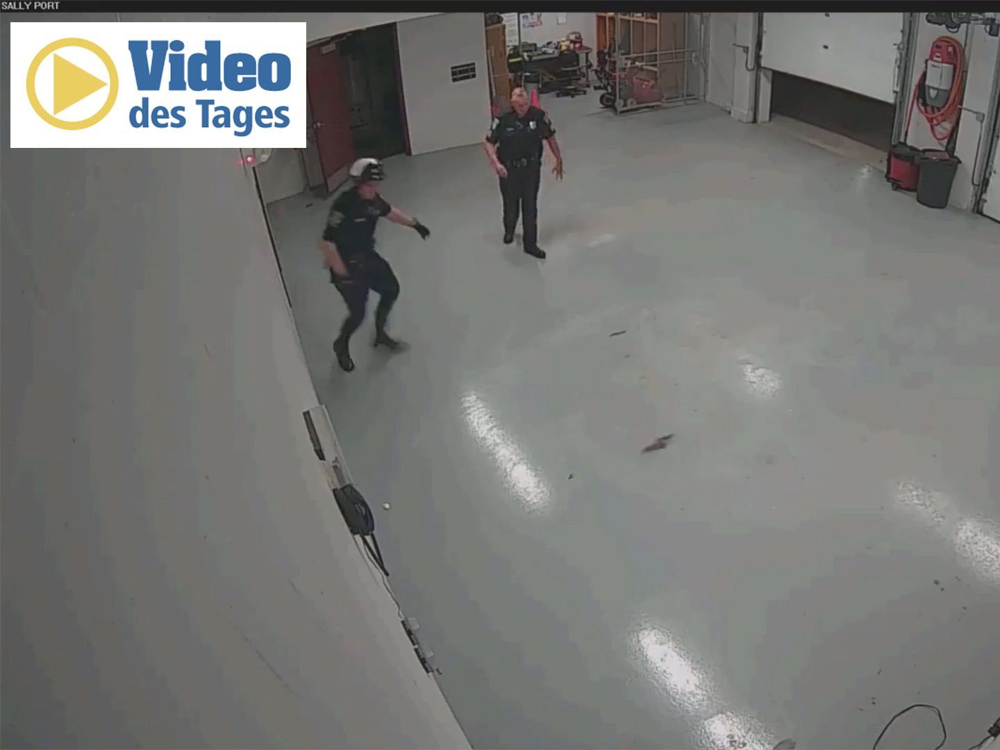 Polizisten versuchen, Eichhörnchen aus Station zu jagen.