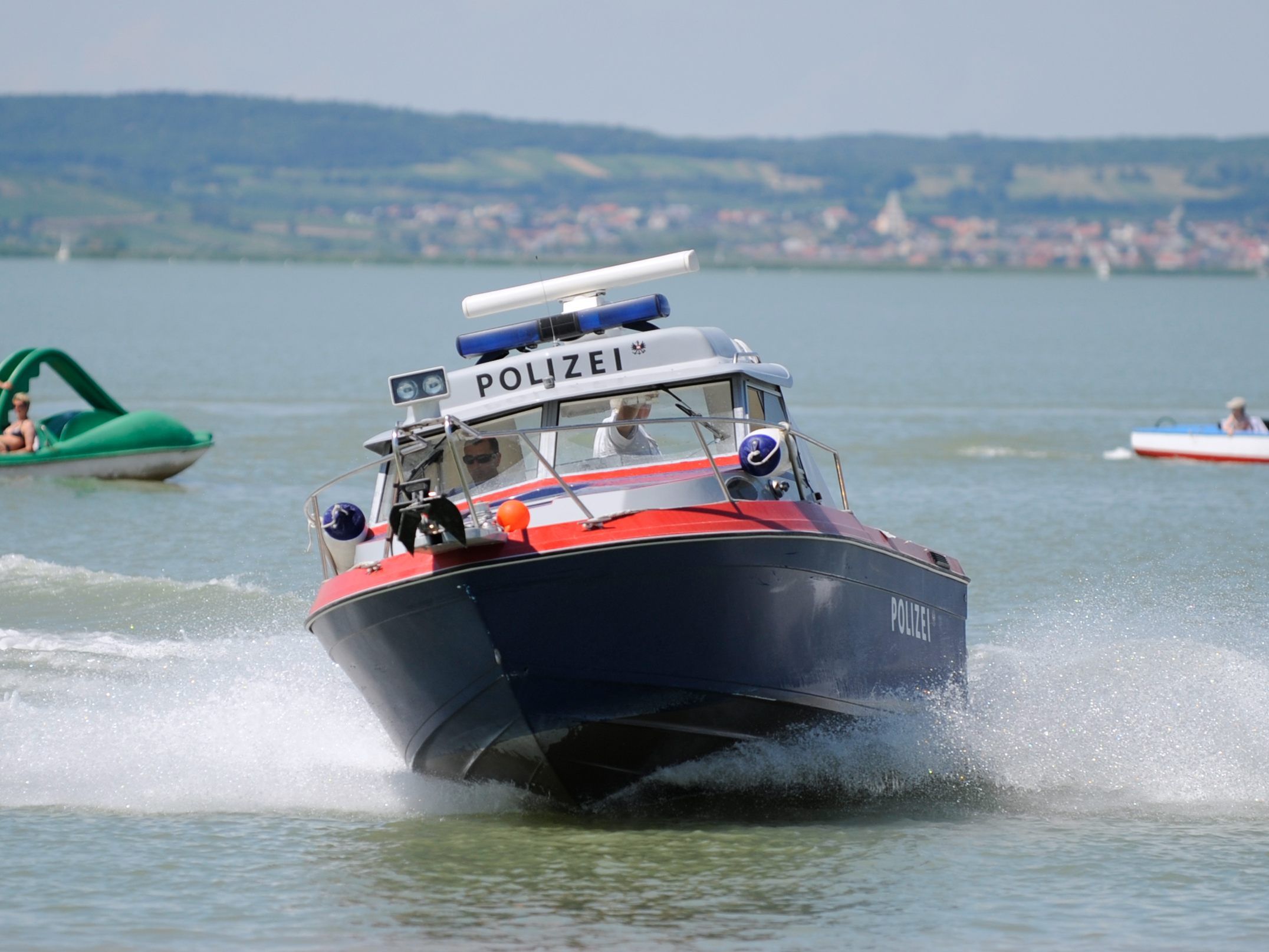 Die Seepolizei konnte den Täter im Zürichsee schlussendlich fassen.