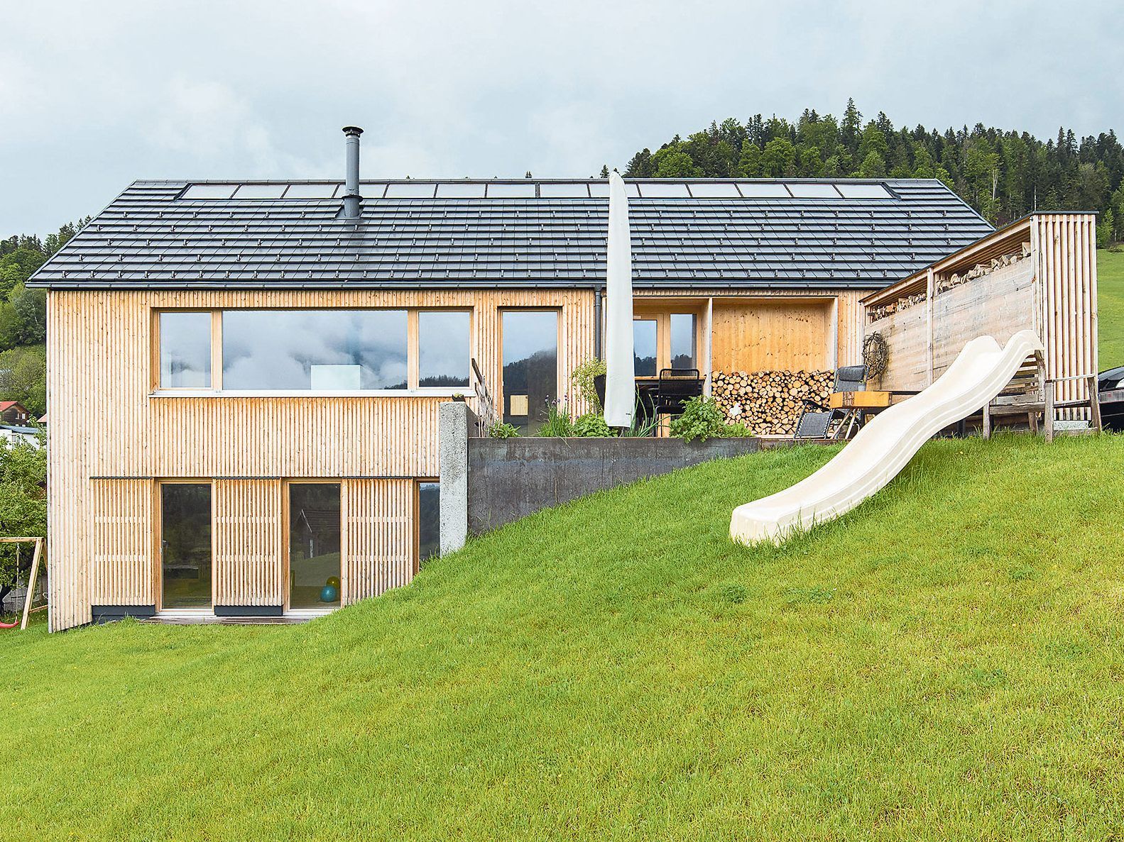 DAS HAUS von Elisabeth und Benedikt Kaufmann steht auf einem rund 700 m² großen, abfallenden Grund.