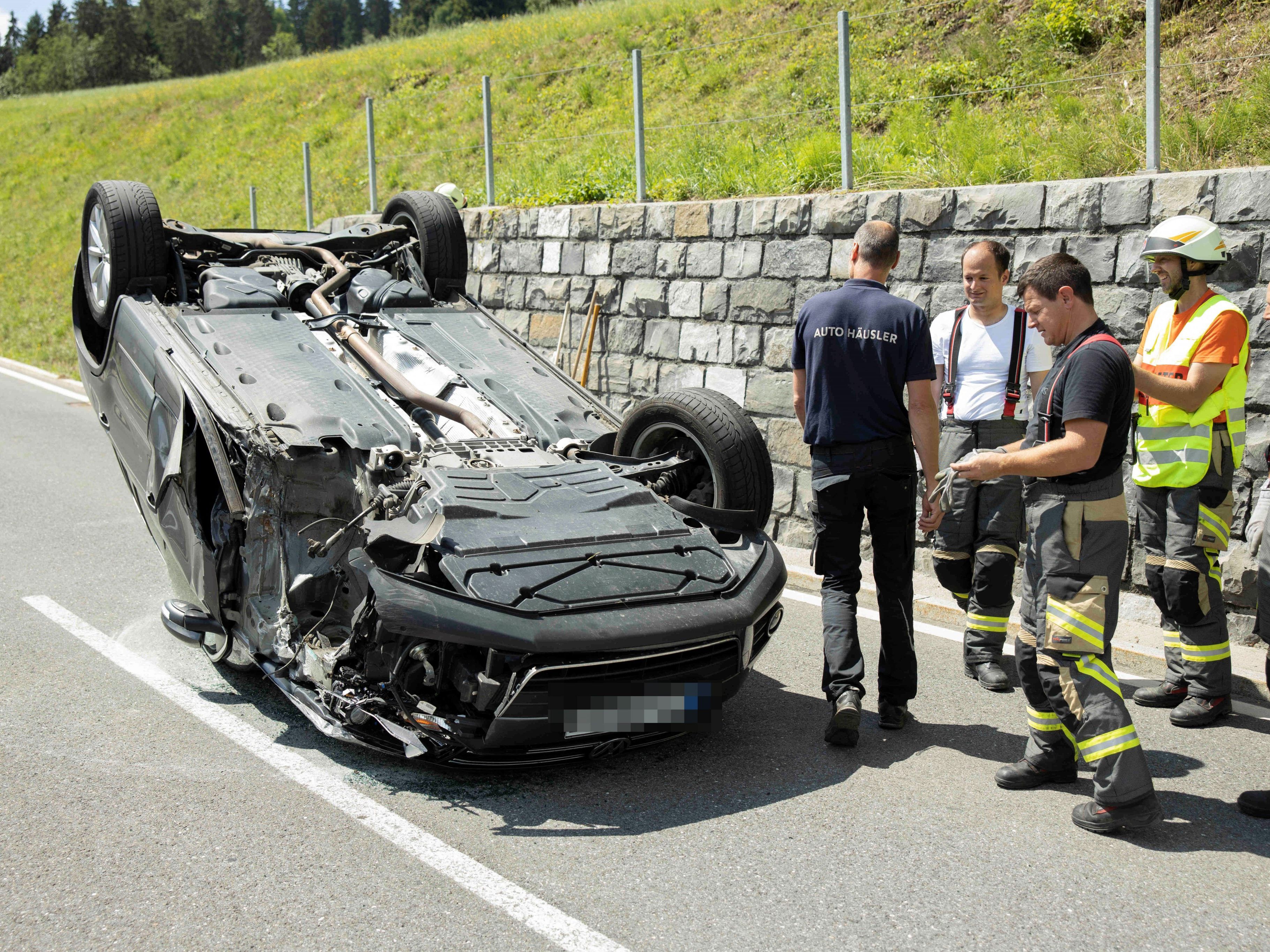 Die Person konnte sich selbstständig aus dem Auto befreien.