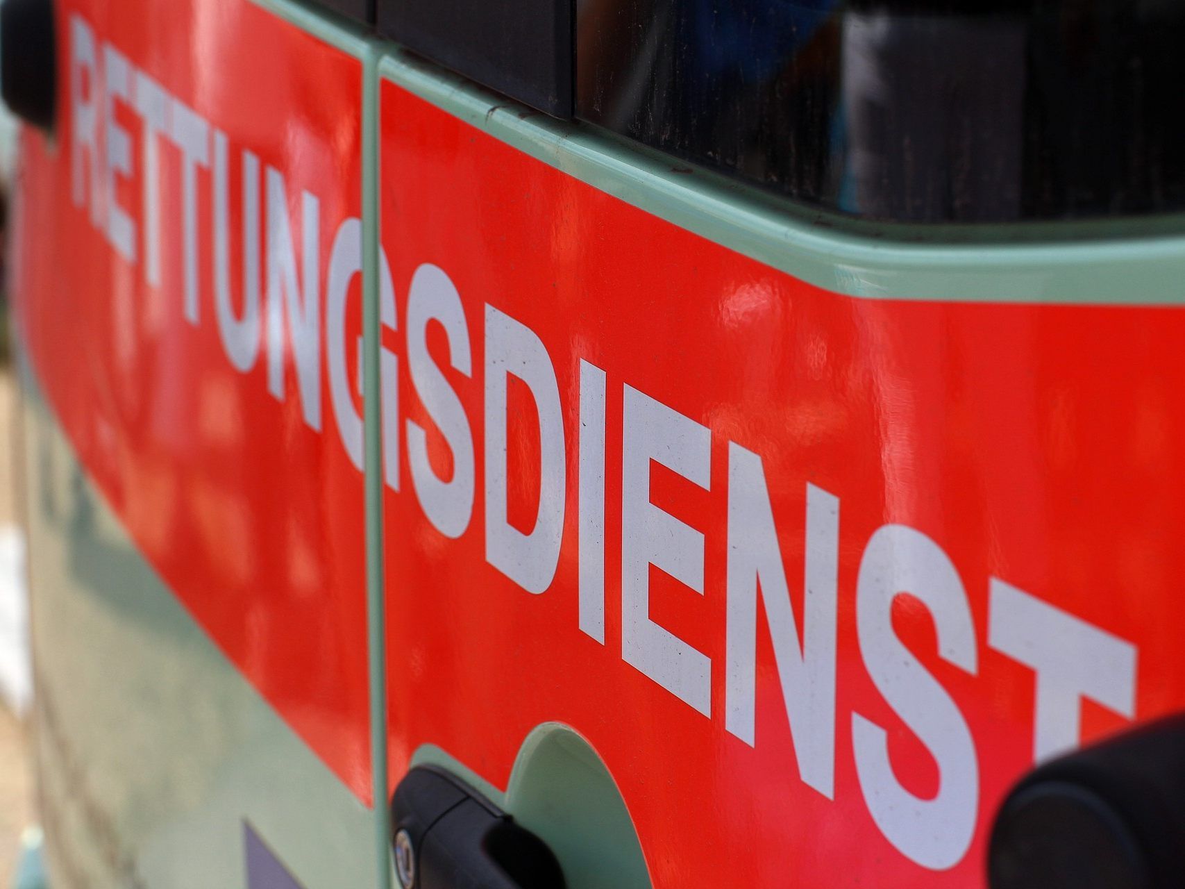 Die Frau wurde bei dem Überschlag aus der Fahrerkabine geschleudert. Die Frau wurde bei dem Überschlag aus der Fahrerkabine geschleudert.