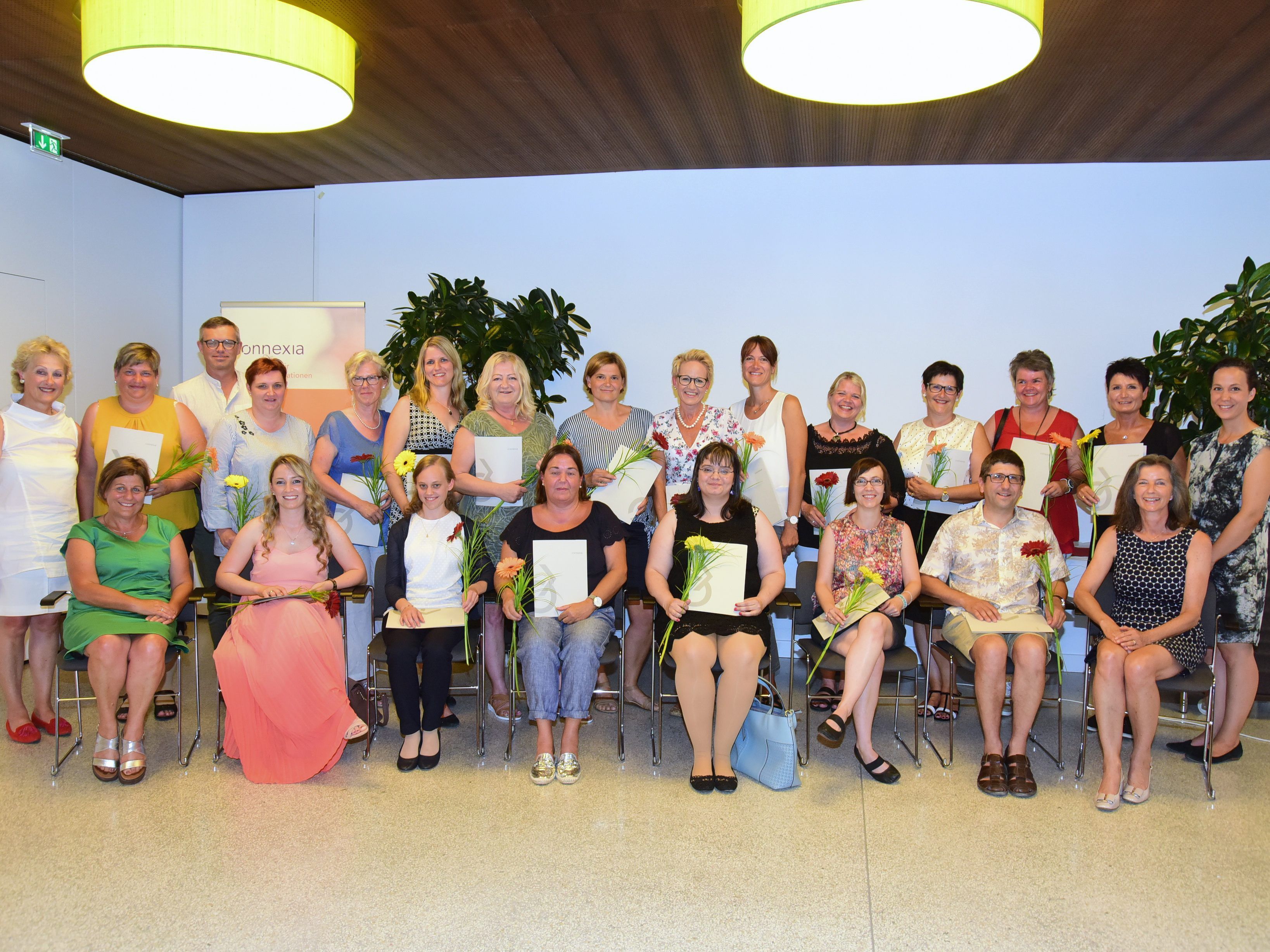 Bei der Abschlussfeier der 28. Heimhilfe Ausbildung am 4.Juli 2019, wurden den Absolventinnen und dem Absolventen in feierlichem Rahmen im Schützengarten ihre Zeugnisse überreicht. Bei der Abschlussfeier der 28. Heimhilfe Ausbildung am 4.Juli 2019, wurden den Absolventinnen und dem Absolventen in feierlichem Rahmen im Schützengarten ihre Zeugnisse überreicht.