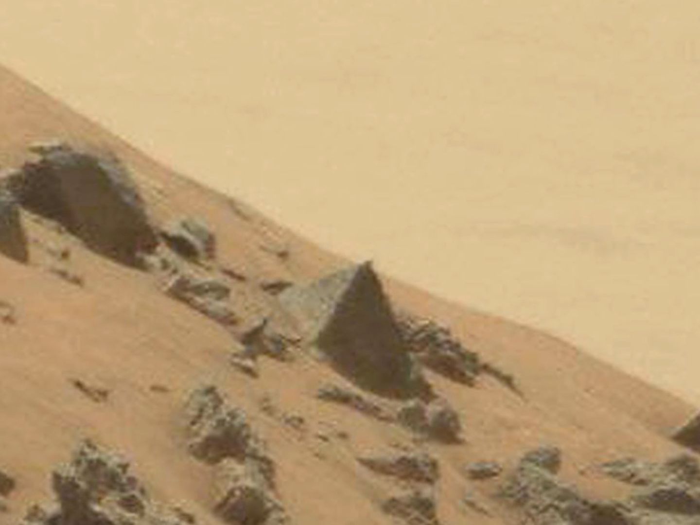 Eine Pyramide auf dem Planeten Mars.