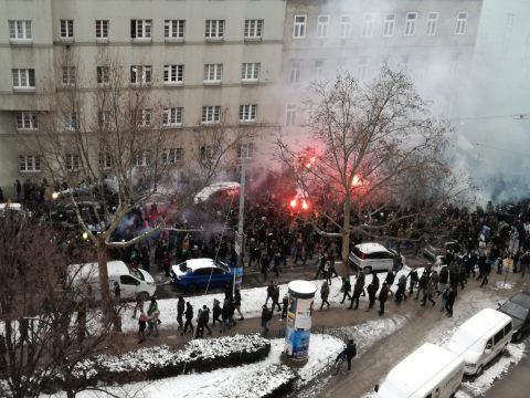 Die Rapid-Fans waren auch mit Pyrotechnik ausgestattet. Die Rapid-Fans waren auch mit Pyrotechnik ausgestattet.