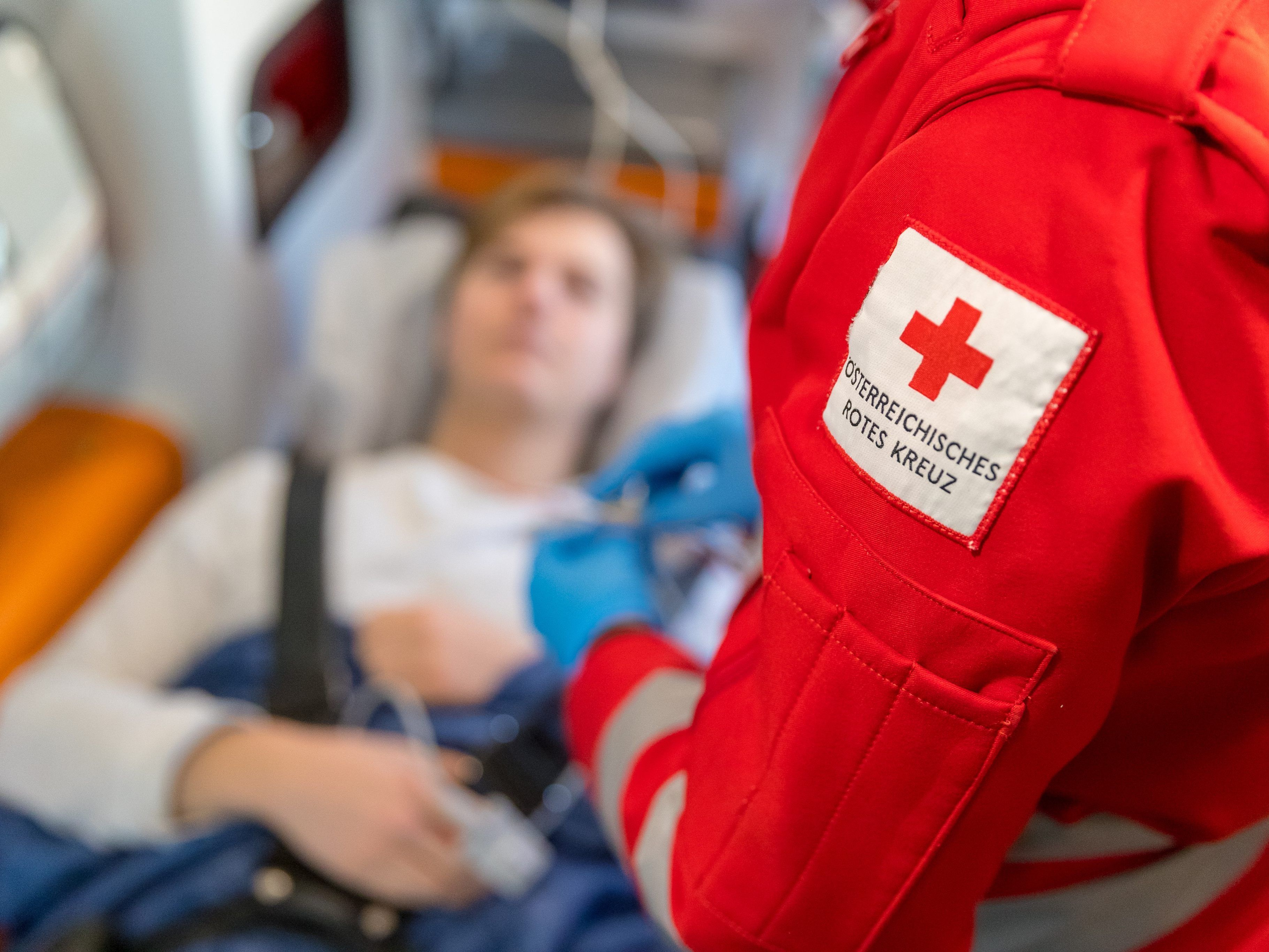 Die beiden Verletzten wurden von der Rettung in ein Krankenhaus gebracht.