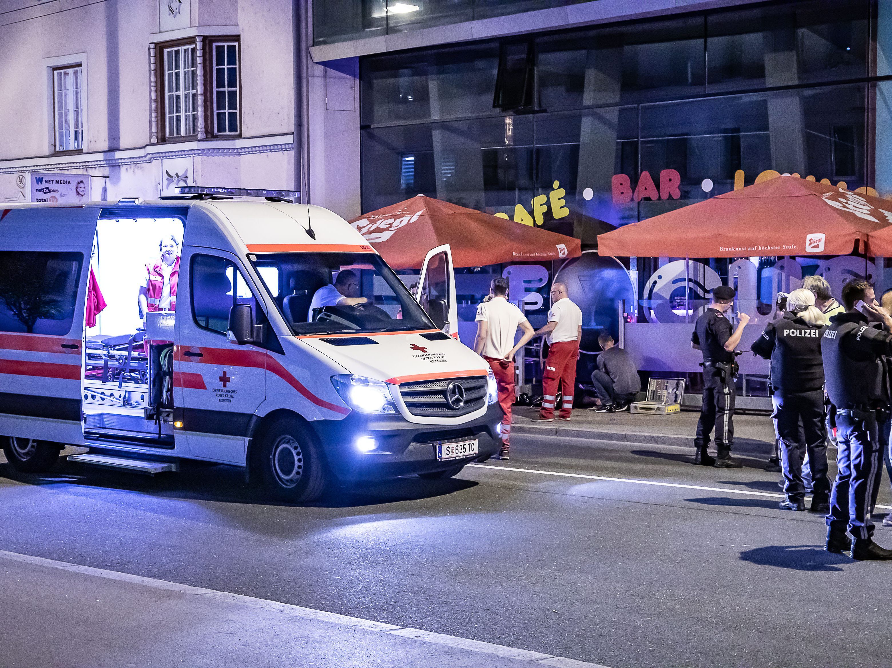 Vor dem Lokal in Salzburg wurde ein Mann erschossen, ein weiterer wurde schwer verletzt. Vor dem Lokal in Salzburg wurde ein Mann erschossen, ein weiterer wurde schwer verletzt.