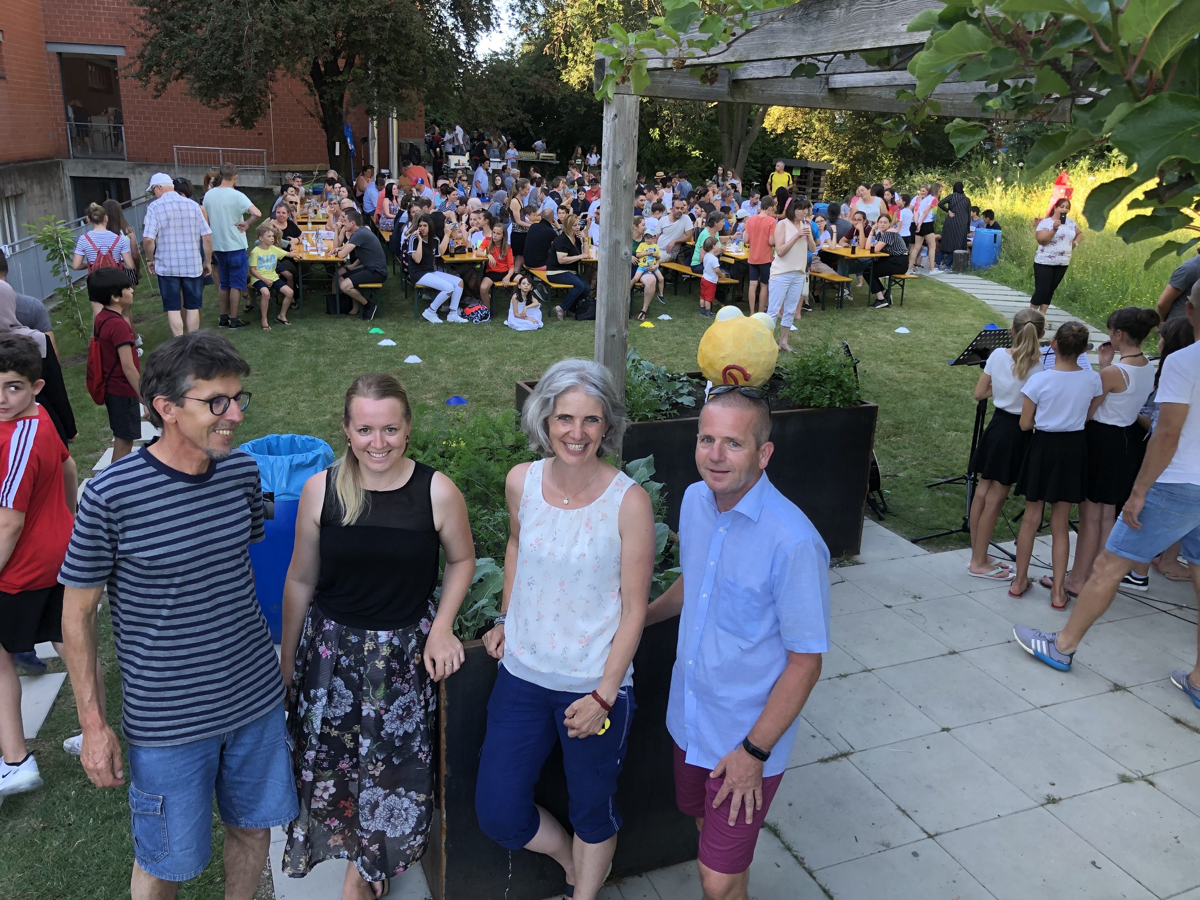 Direktor Gerald Fröhle, Lehrerin Heidi Vogel, Gemeinderätin Christine Bösch-Vetter und Rudi Alge beim Einweihungsfest.