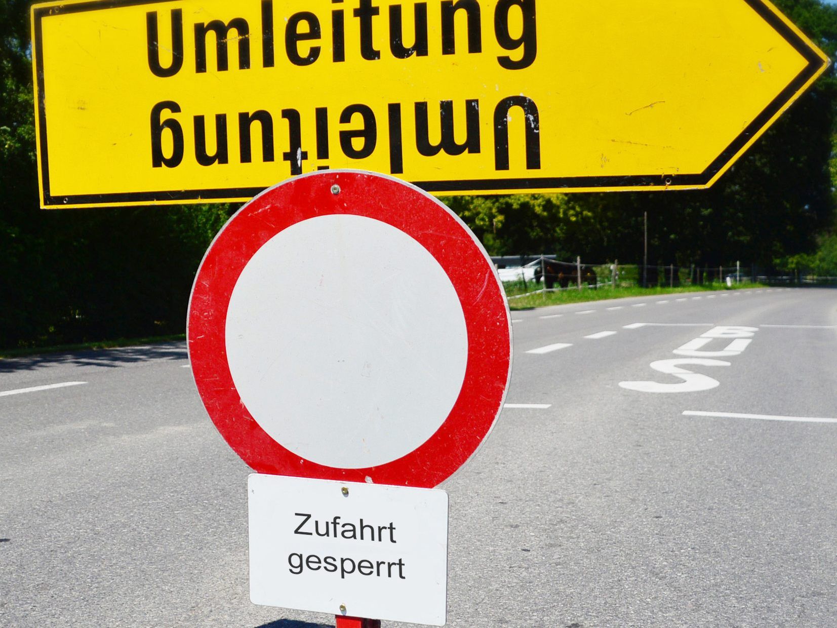 Aufgrund von Asphaltierungsarbeiten ist die Merowingerstraße bis Ende August komplett gesperrt.