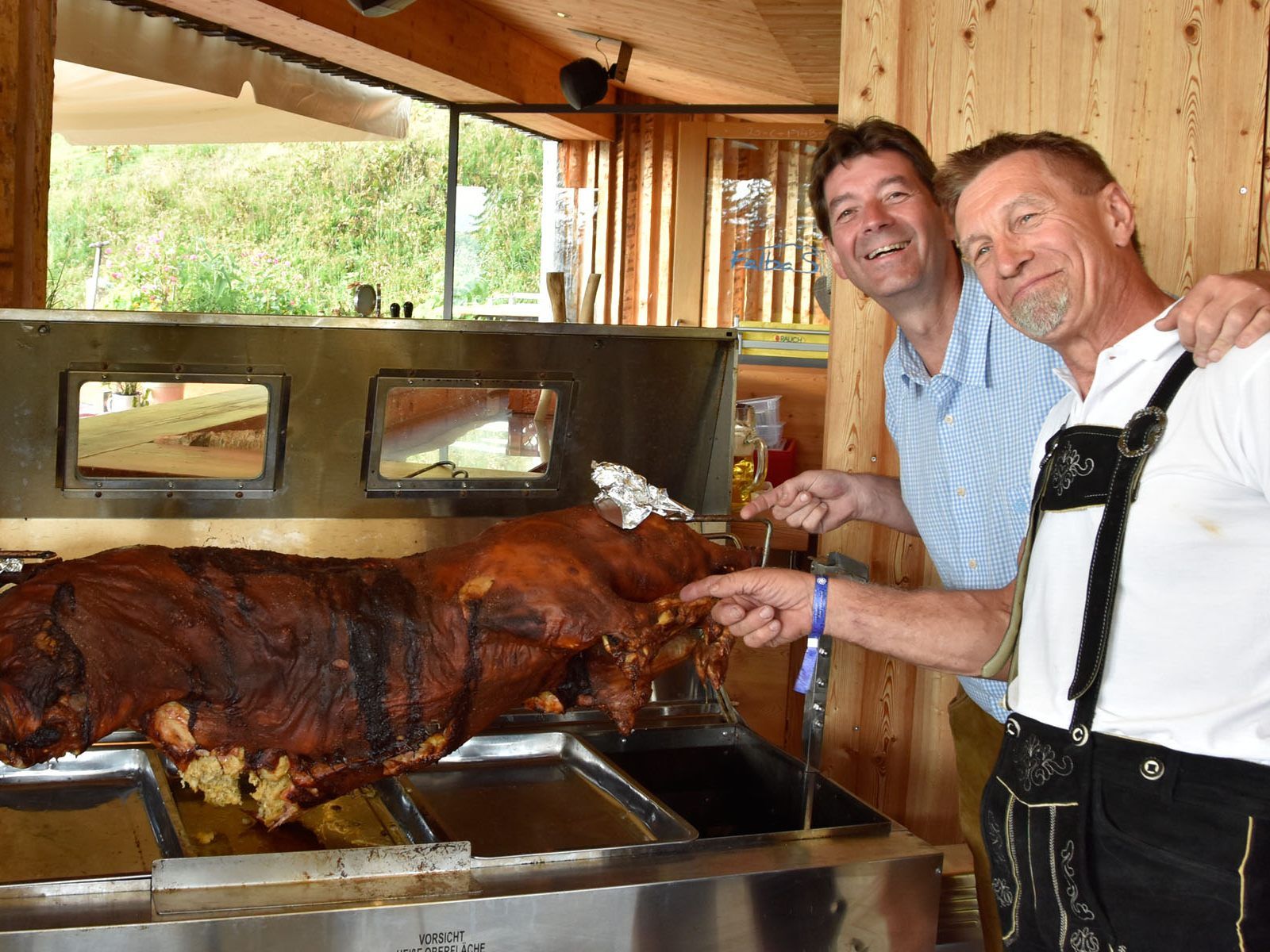 Spanferkelanschnitt durch Markus Gstach  und Roland Vith (Rankweiler Hof). Spanferkelanschnitt durch Markus Gstach  und Roland Vith (Rankweiler Hof).