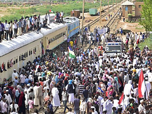 Im Sudan wird die Machtübergabe an eine zivile Regierung gefeiert