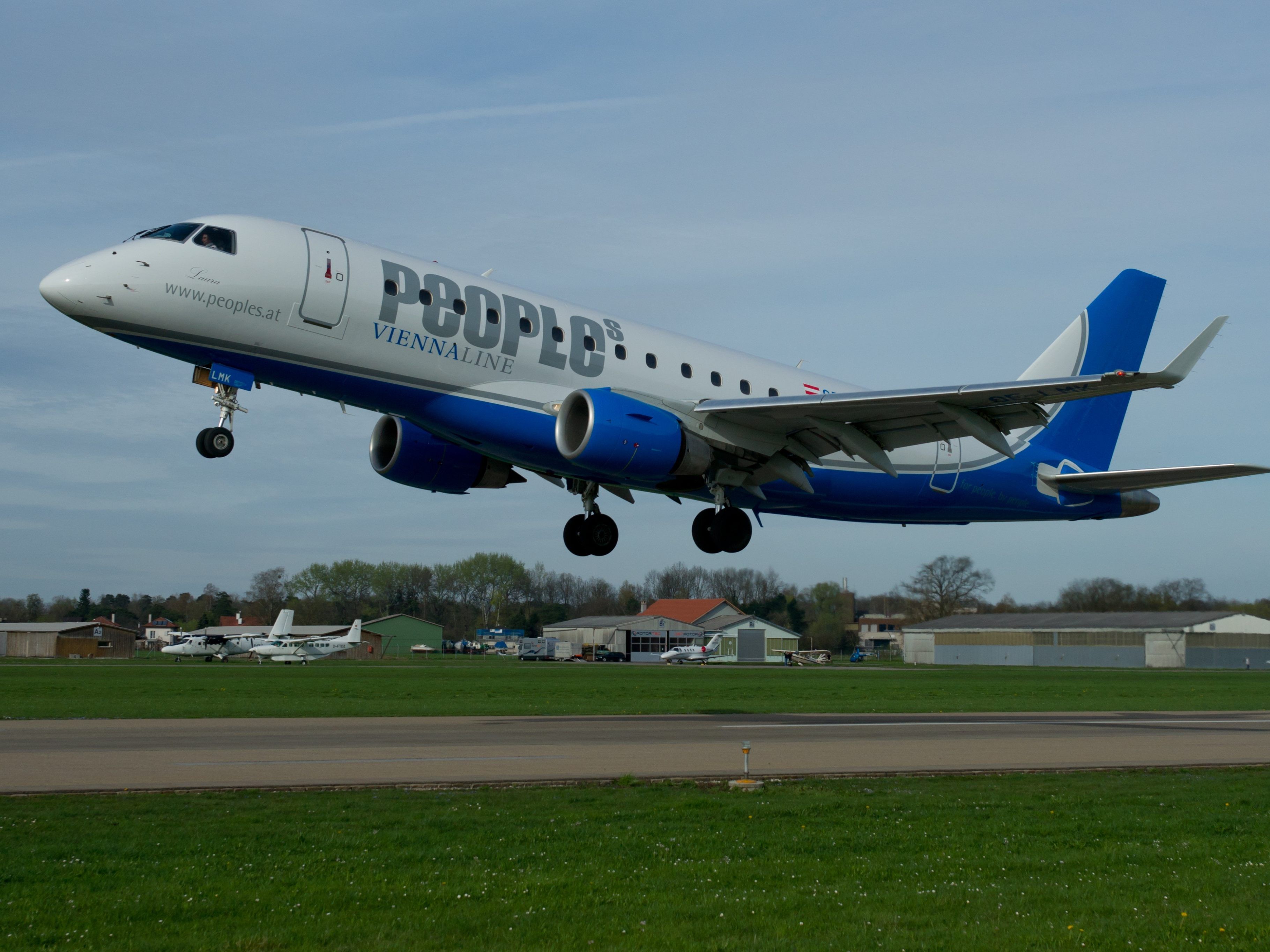 Eine Maschine beim Anflug auf den Flughafen Altenrhein