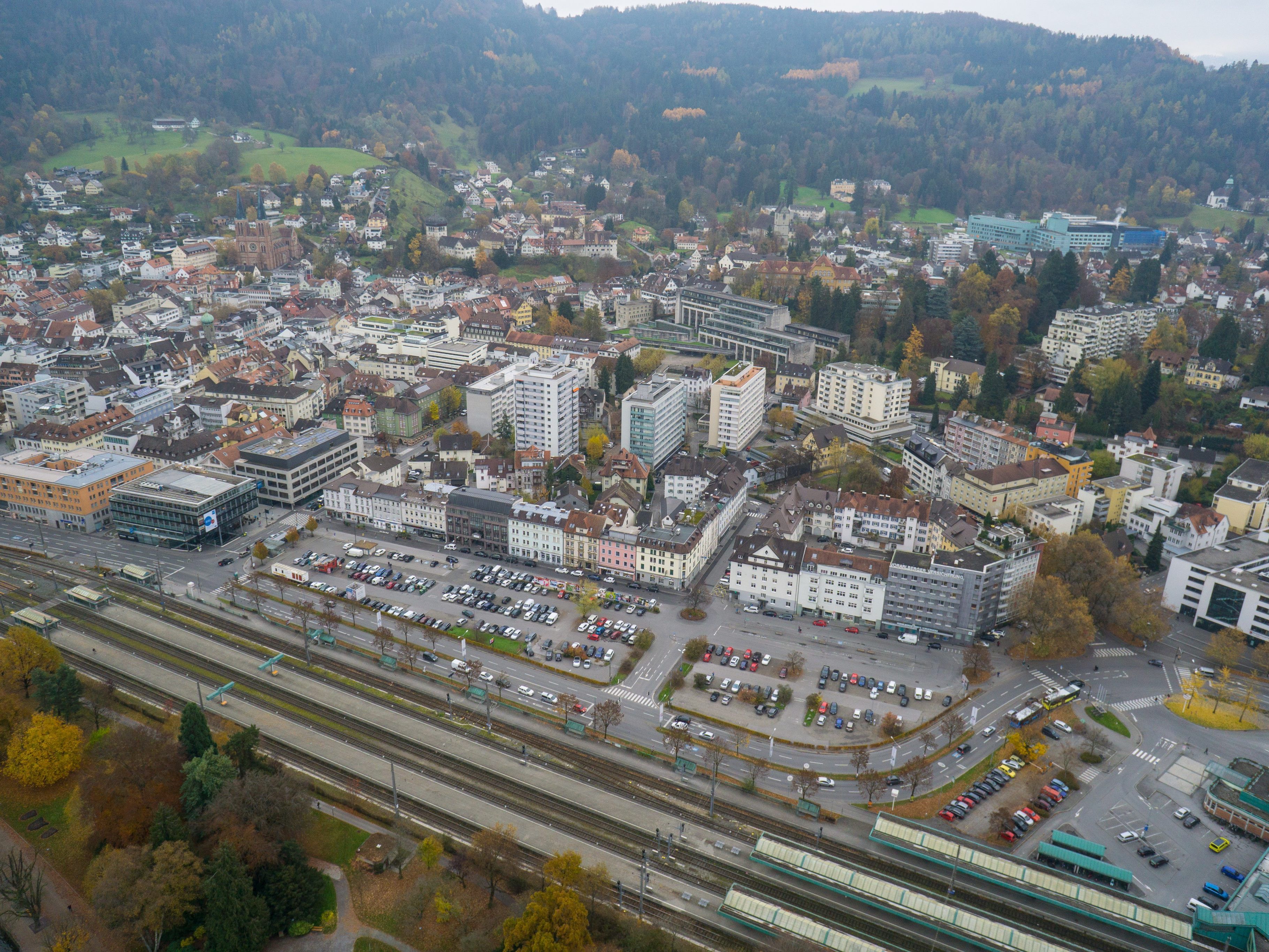 Am Bahnhofparkplatz in Bregenz wurde ein 45-Jähriger bei einer Messerstecherei schwer verletzt.