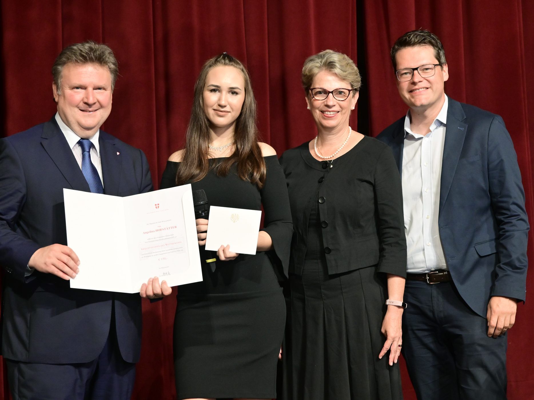 Bürgermeister Ludwig zeichnete den jahrgangsbesten Lehrling aus. Bürgermeister Ludwig zeichnete den jahrgangsbesten Lehrling aus.