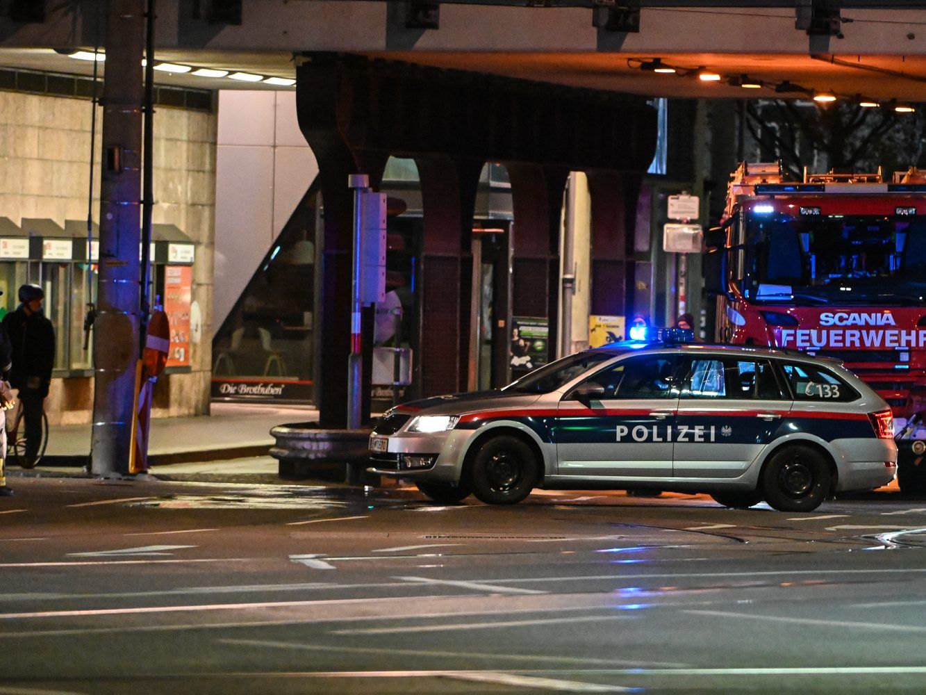 Der Polizeieinsatz am Tatort in Innsbruck. Der Polizeieinsatz am Tatort in Innsbruck.
