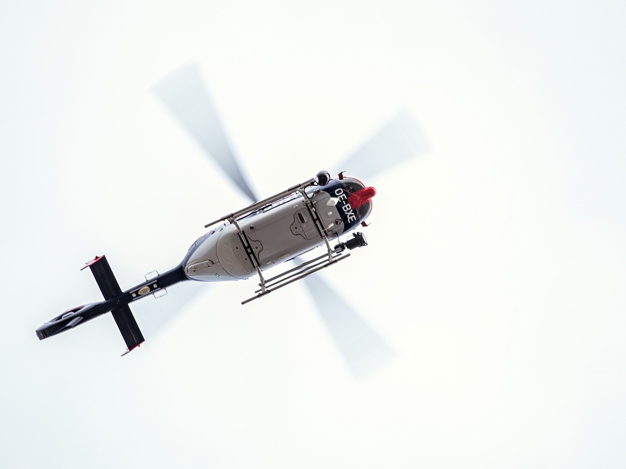 Die Besatzung eines Polizeihubschraubers konnte den Mann mit einem Seil and Bord holen. Die Besatzung eines Polizeihubschraubers konnte den Mann mit einem Seil and Bord holen.