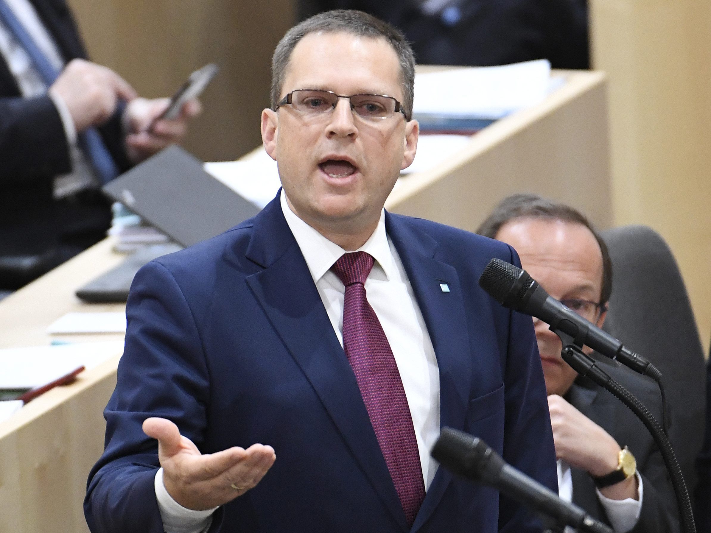 ÖVP-Klubchef August Wöginger erklärte, "dass das Verbot der Identitären in einer zukünftigen Regierung angegangen werden muss". ÖVP-Klubchef August Wöginger erklärte, "dass das Verbot der Identitären in einer zukünftigen Regierung angegangen werden muss".