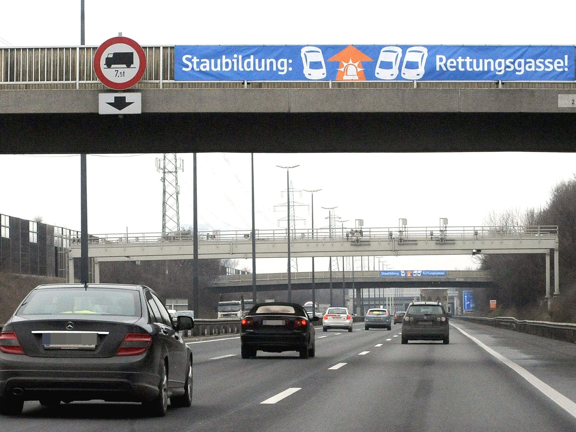 Der Geisterfahrer fuhr auf der Rettungsgasse gegen die Fahrbahn. Der Geisterfahrer fuhr auf der Rettungsgasse gegen die Fahrbahn.