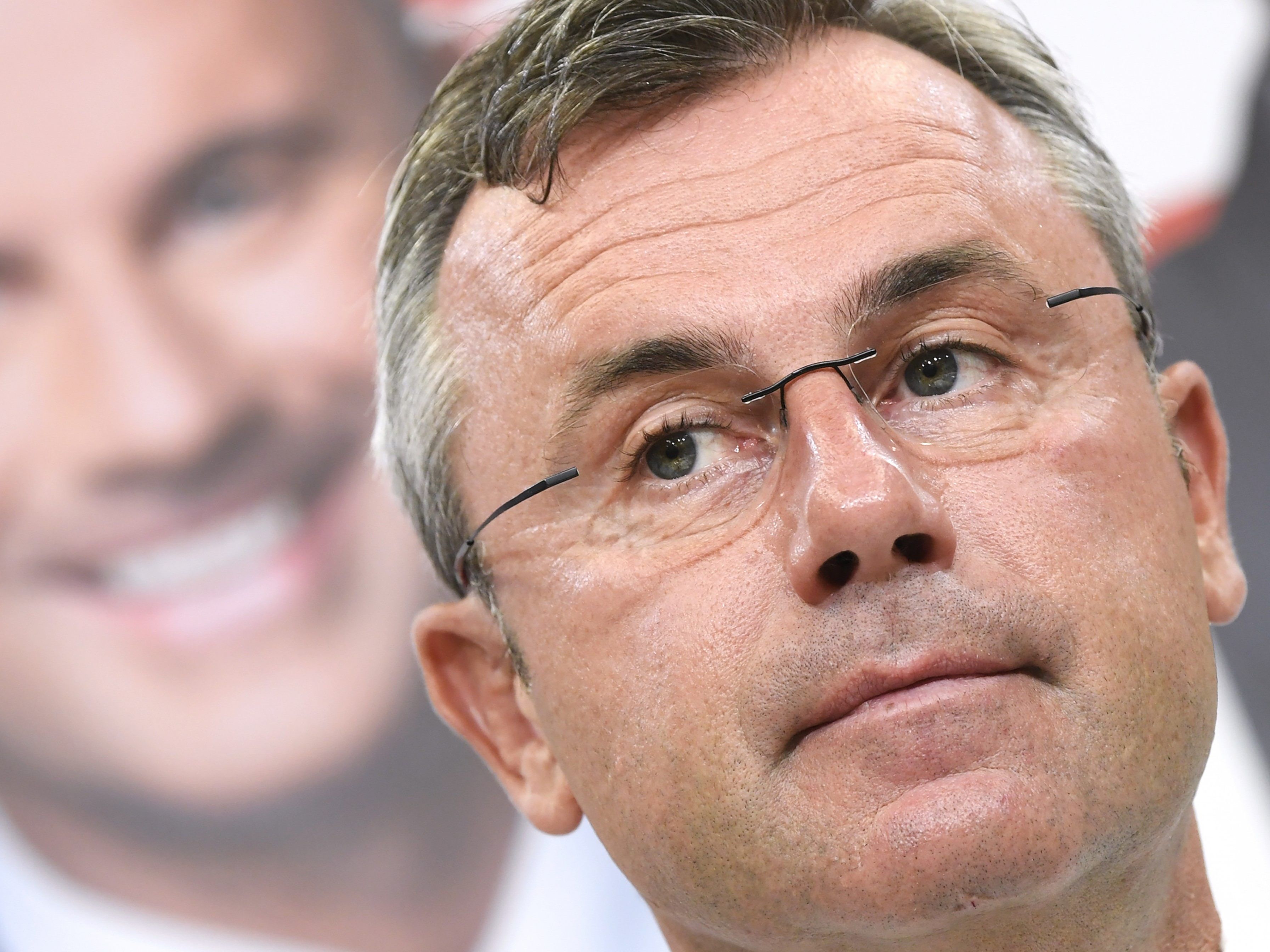 Der FPÖ-Chef befürchtet eine Rezession durch die Kosten für die Zertifikate. Der FPÖ-Chef befürchtet eine Rezession durch die Kosten für die Zertifikate.
