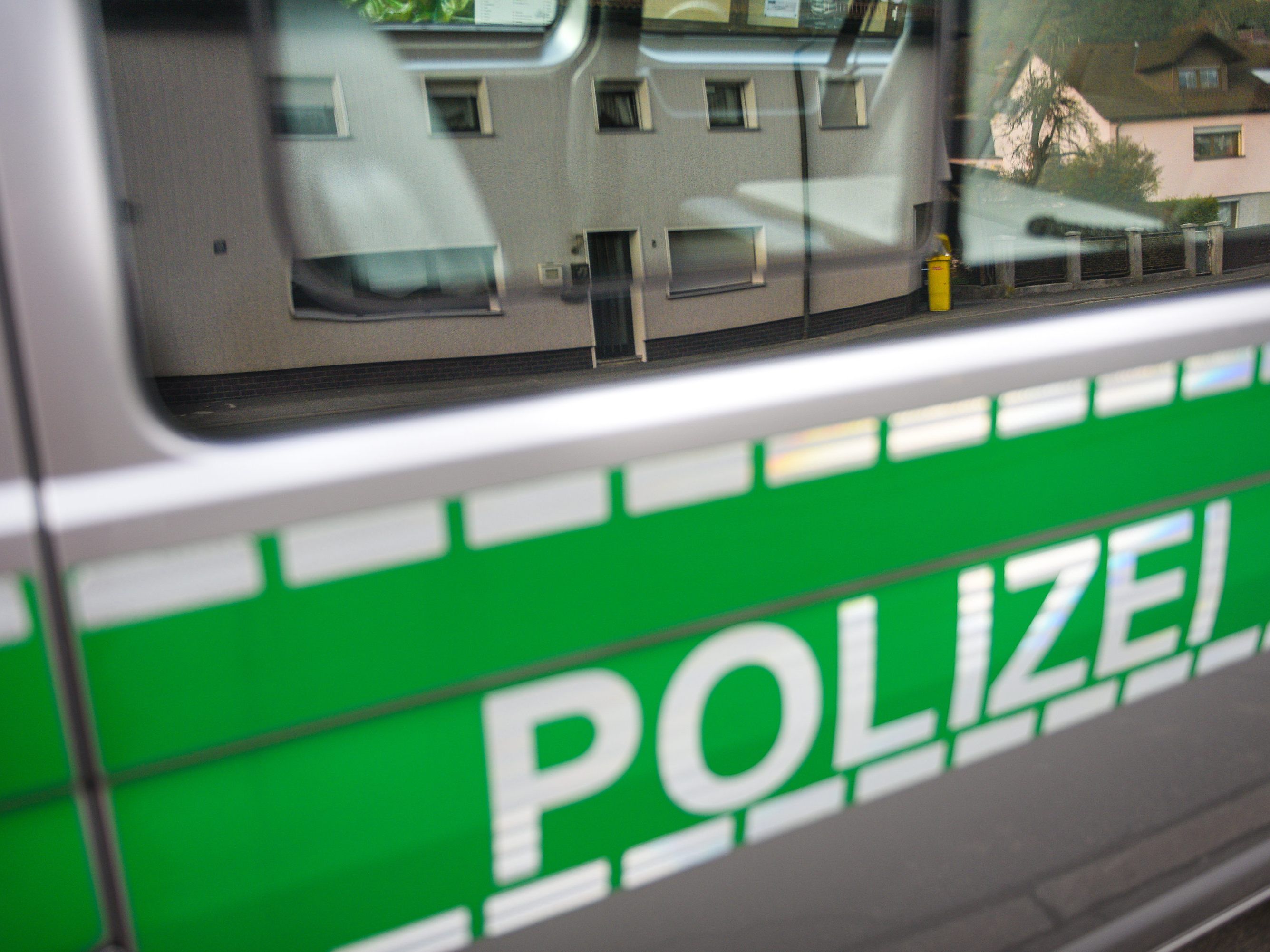 Nach einem illegalen Rennen auf der A96 verprügelten die Raser einen Mann. Nach einem illegalen Rennen auf der A96 verprügelten die Raser einen Mann.