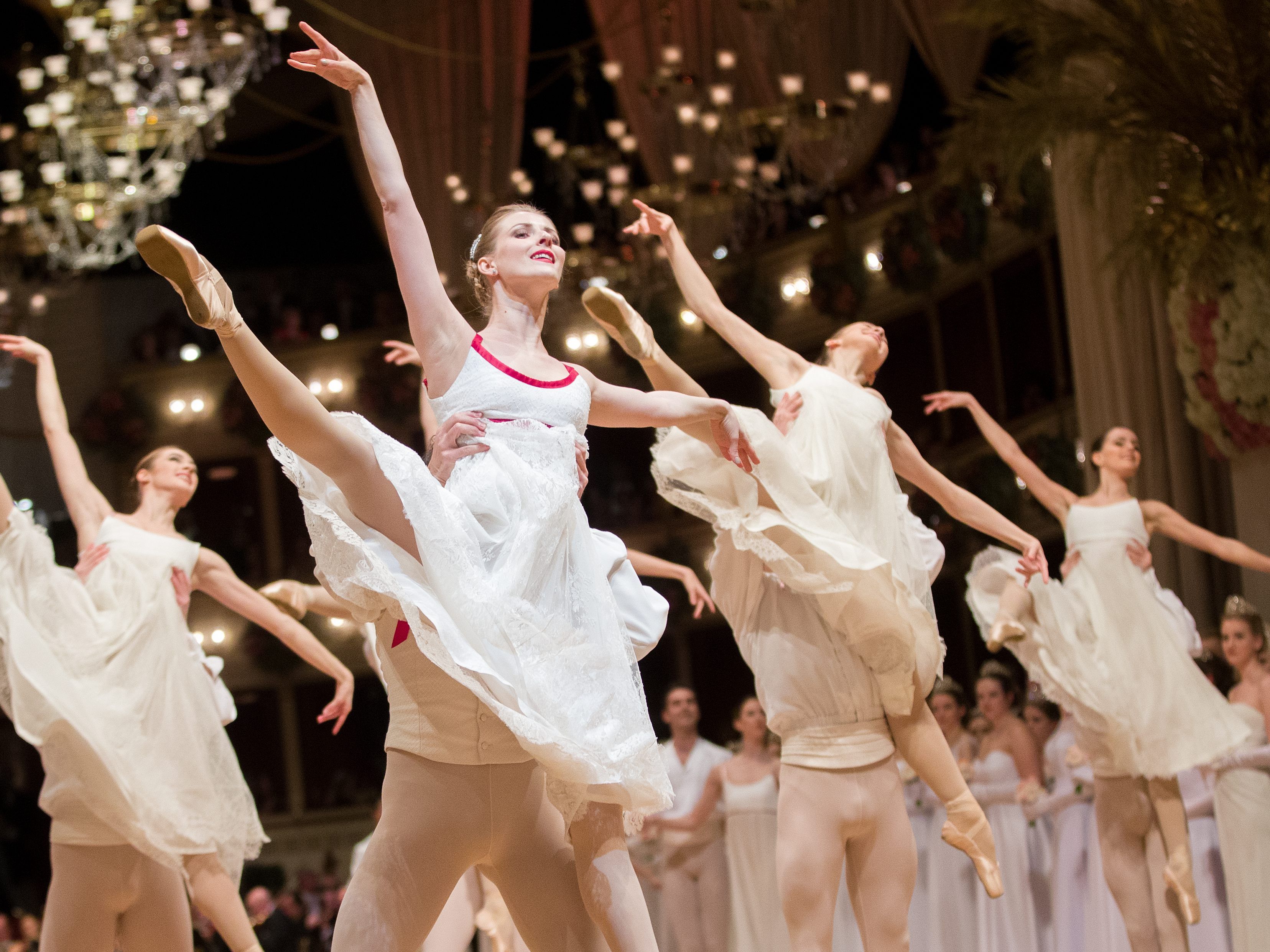 Musikinteressierte erhalten einen Einblick in den Opern- und Ballettbetrieb. Musikinteressierte erhalten einen Einblick in den Opern- und Ballettbetrieb.