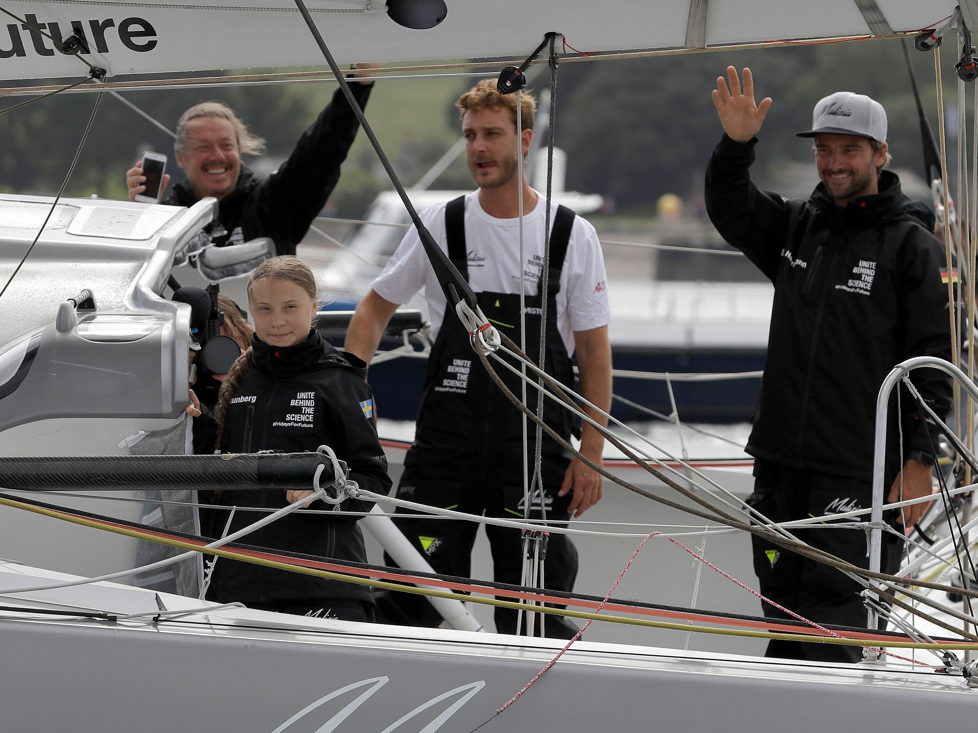 Greta und ihre Crew beim Aufbruch nach Amerika.