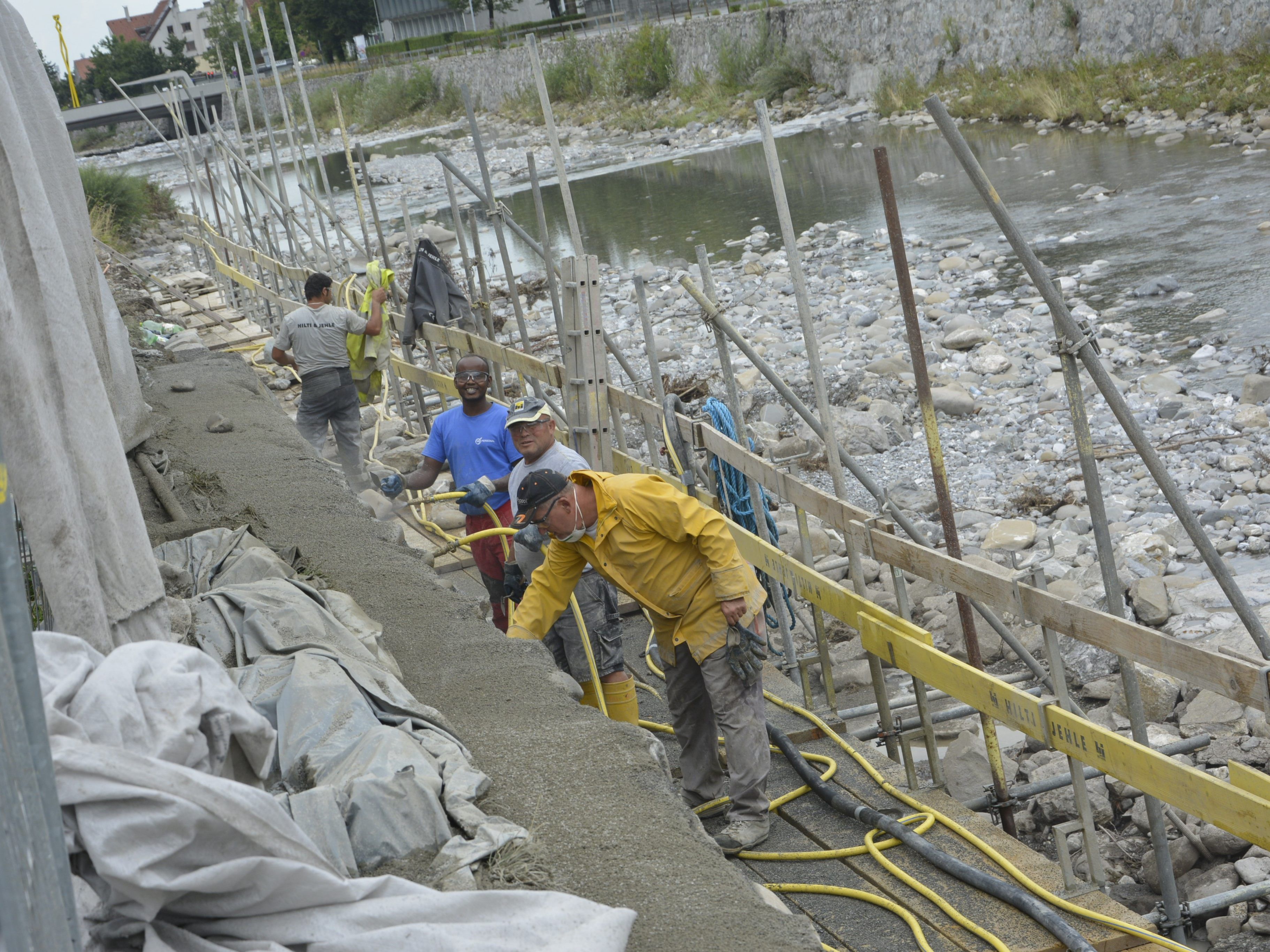 Zuerst war es die enorme Hitze, dann das Hochwasser. Beides stellte die Bauarbeiter bei der Ufersanierung vor große Herausforderungen.