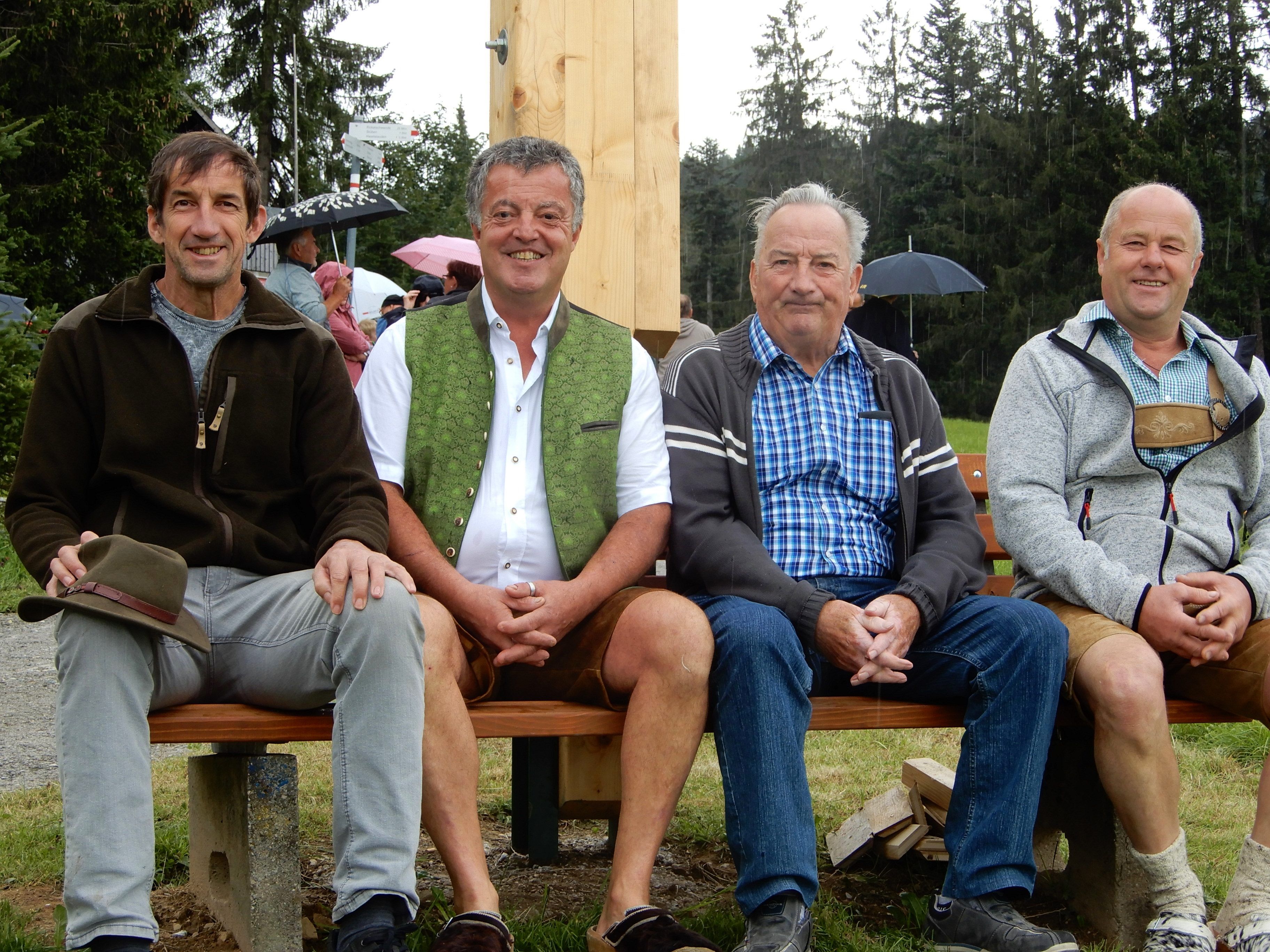 Die Erbauer des neuen Kreuzes am Fähnle Anton Wohlgenannt, Burkhard Thurnher, Josef Achberger und Norbert Nenning freuten sich über die vielen Besucher bei der Einweihung.