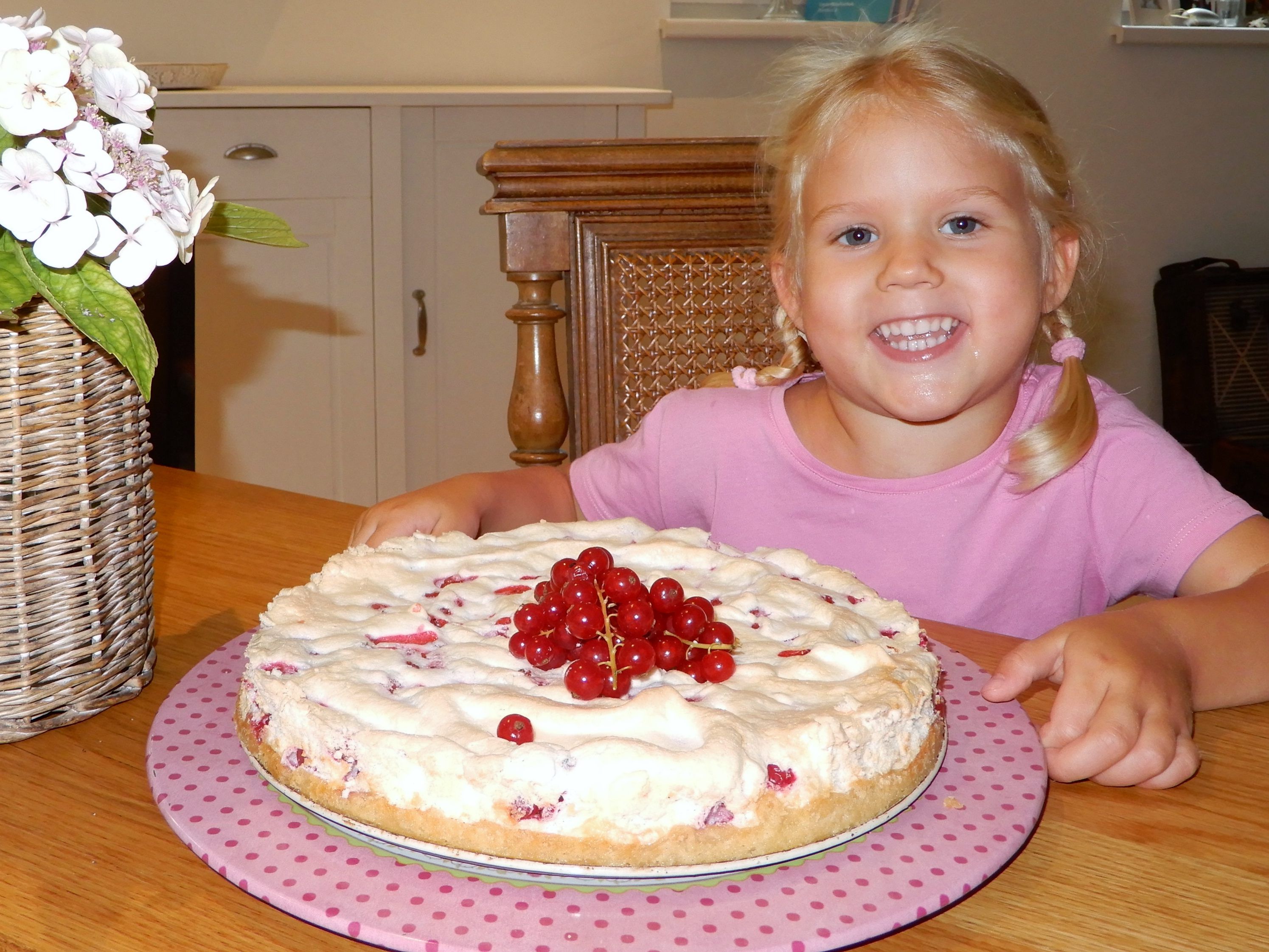 Kinderreporterin und Meisterbäckerin Ida-Marie mag die Johannisbeeren am liebsten als Schneetorte.