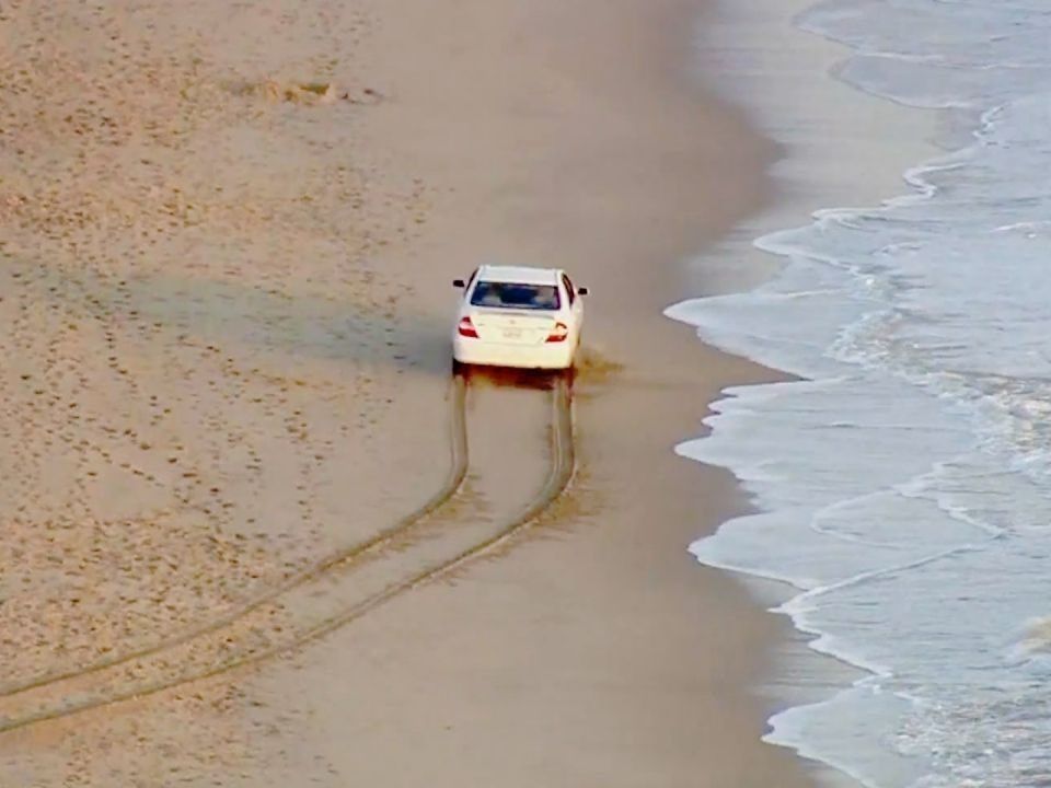 Der Sandstrand wurde dem Autodieb zum Verhängnis.