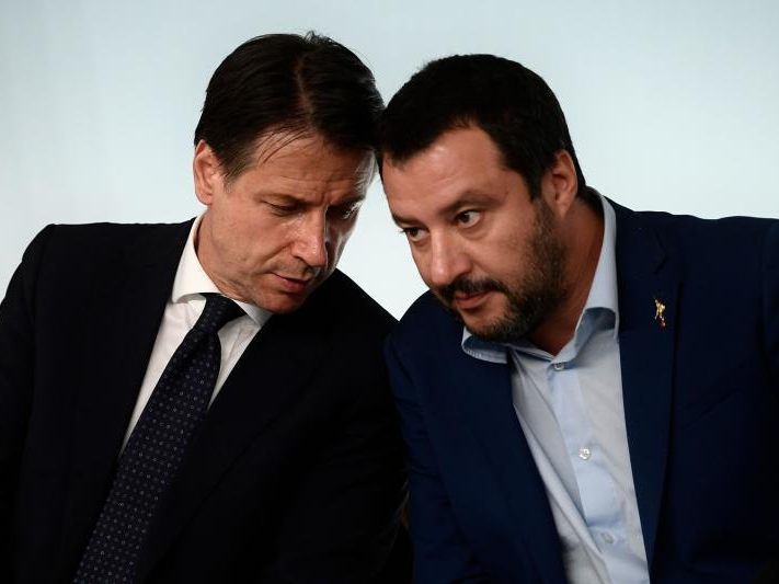 Conte links, Salvini rechts