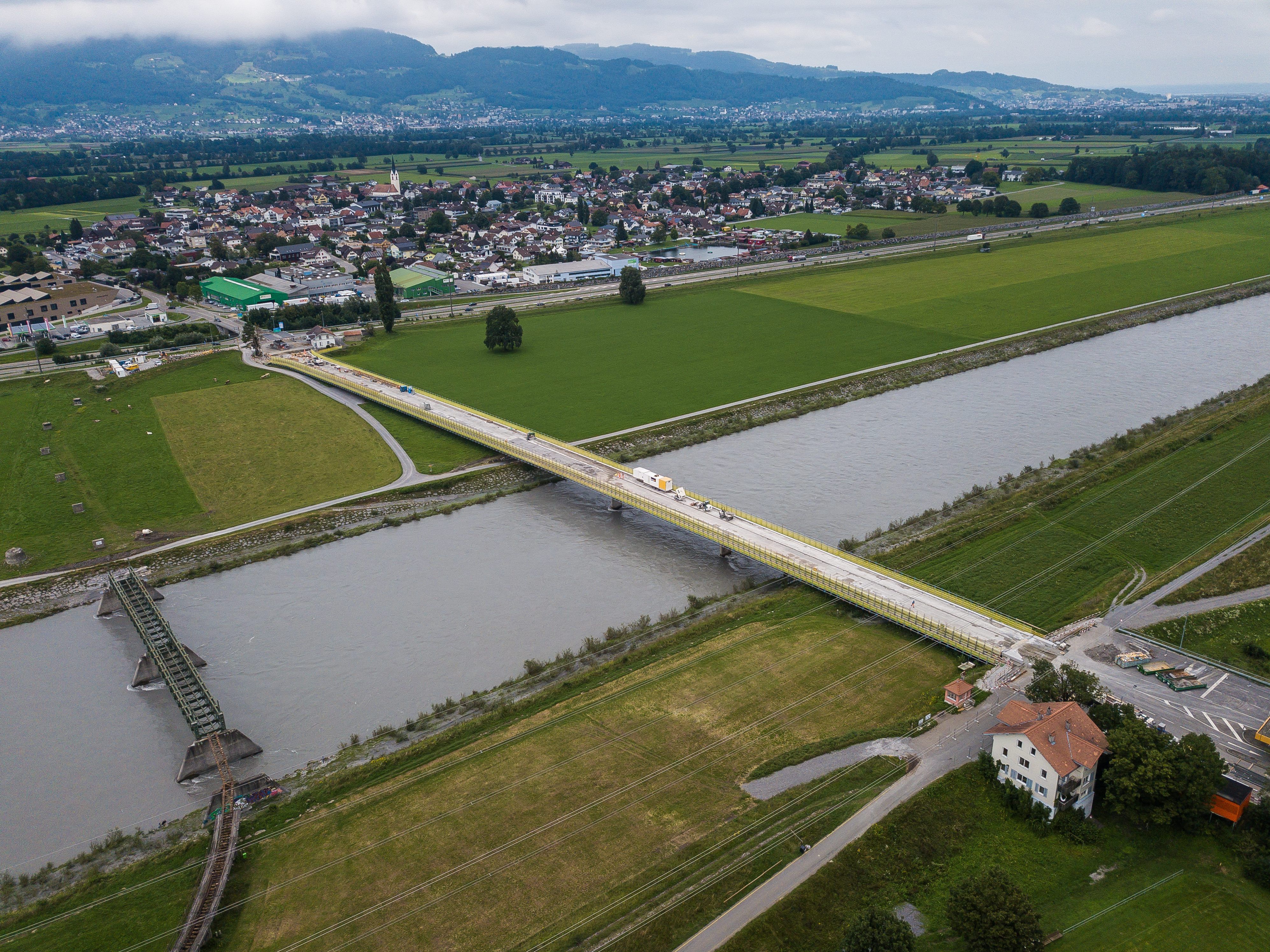 Die Rheinbrücke in Mäder erhält einen neuen, hochfesten Deckbelag.