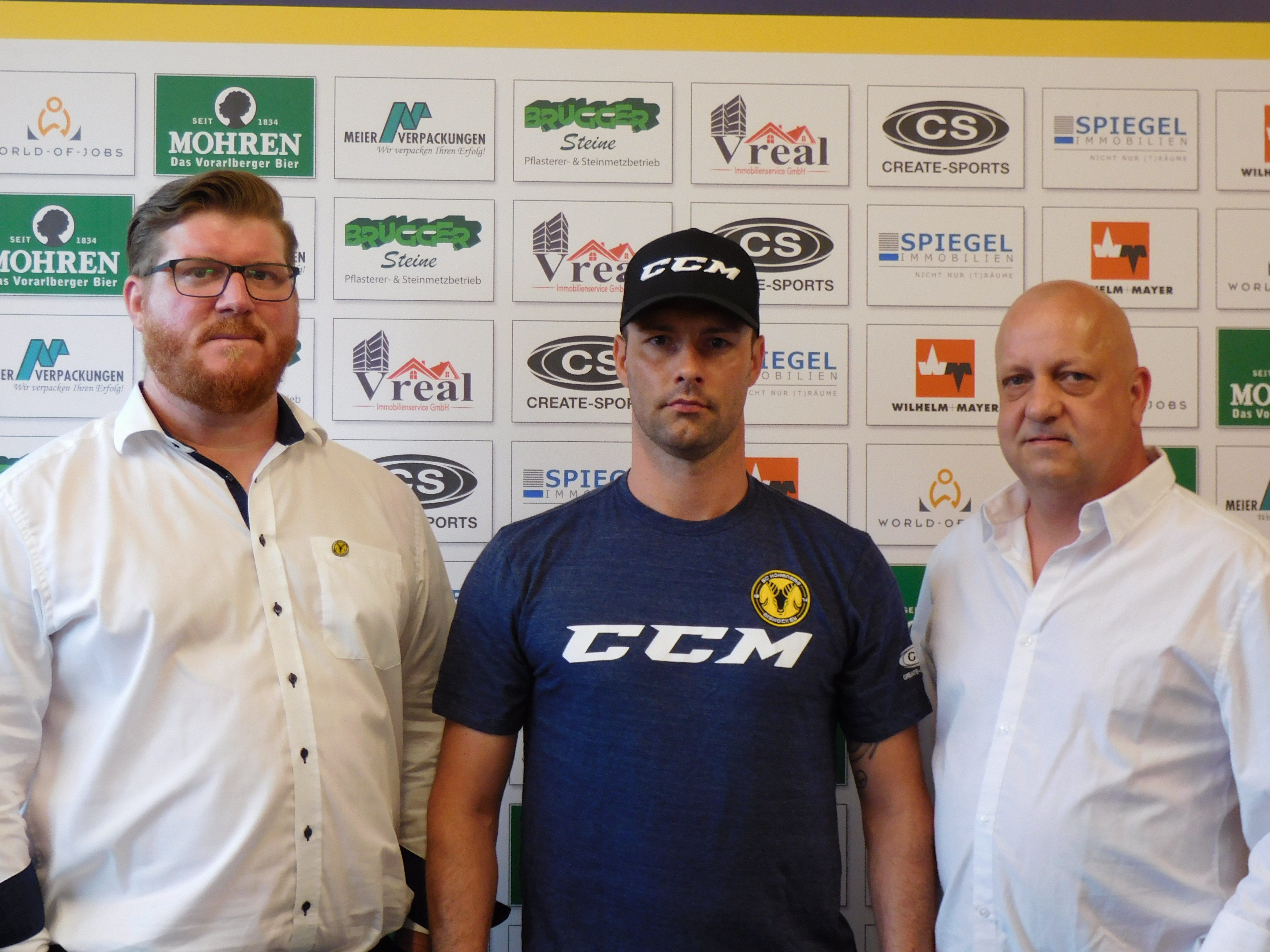 HSC Headcoach Heimo Lindner und Co-Trainer Martin Vidmar begrüßen Stefan Spannring