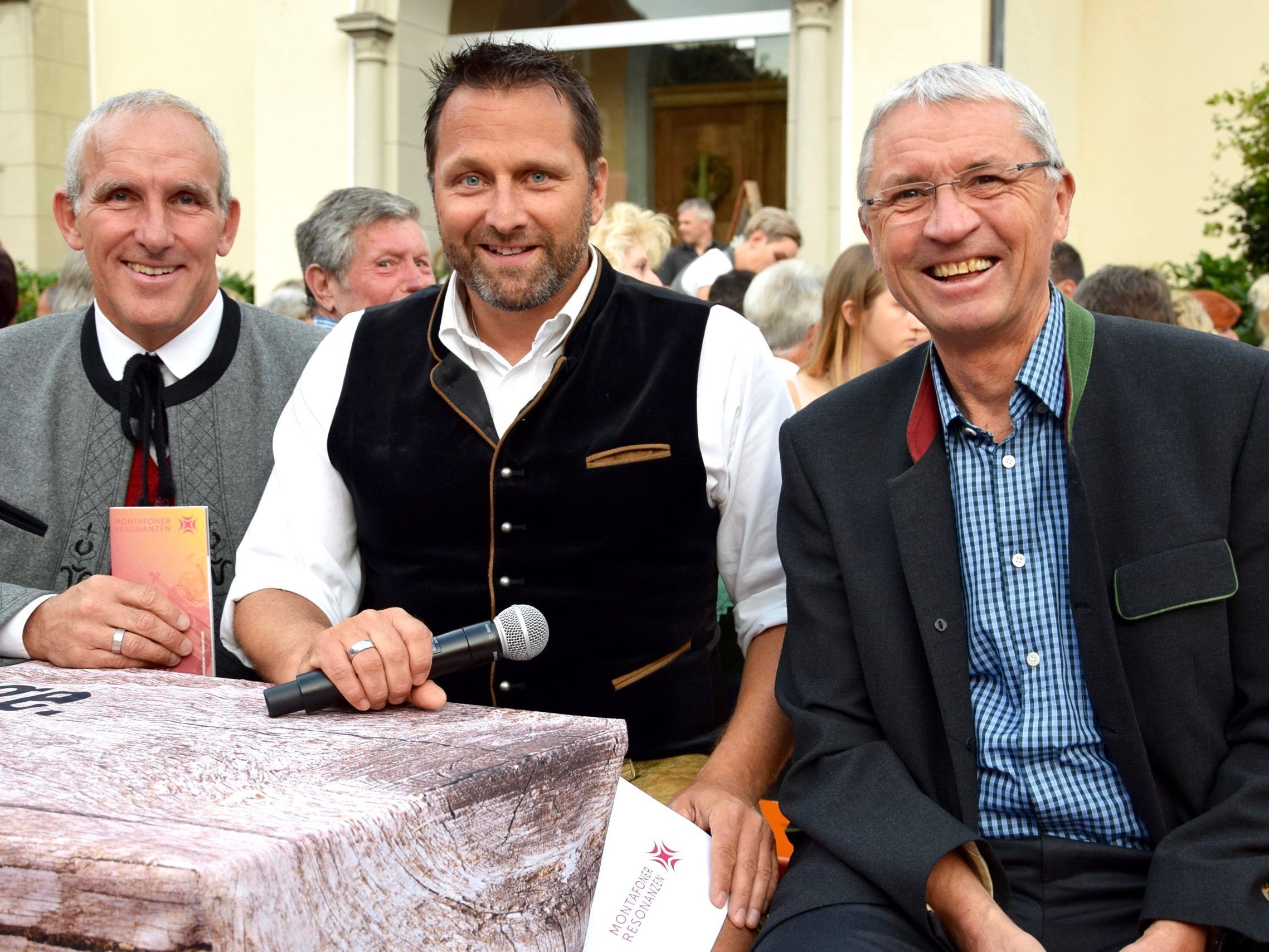 Gaschurns Bgm. Martin Netzer, Moderator Markus Barthold und Organisator Markus Felbermayer freuten sich über einen gelungenen Volksmusikabend am Kirchplatz in Gaschurn. Gaschurns Bgm. Martin Netzer, Moderator Markus Barthold und Organisator Markus Felbermayer freuten sich über einen gelungenen Volksmusikabend am Kirchplatz in Gaschurn.
