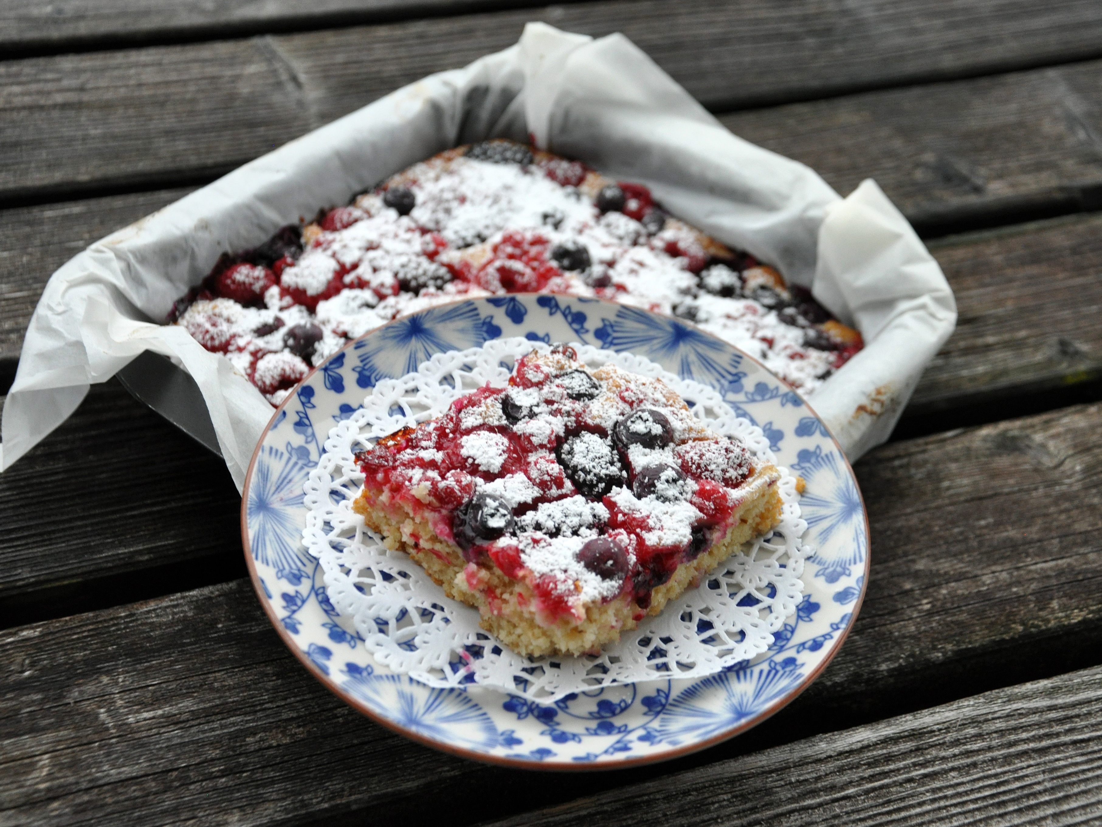 Dank des Joghurts und der vielen Früchte ist der Kuchen besonders saftig.