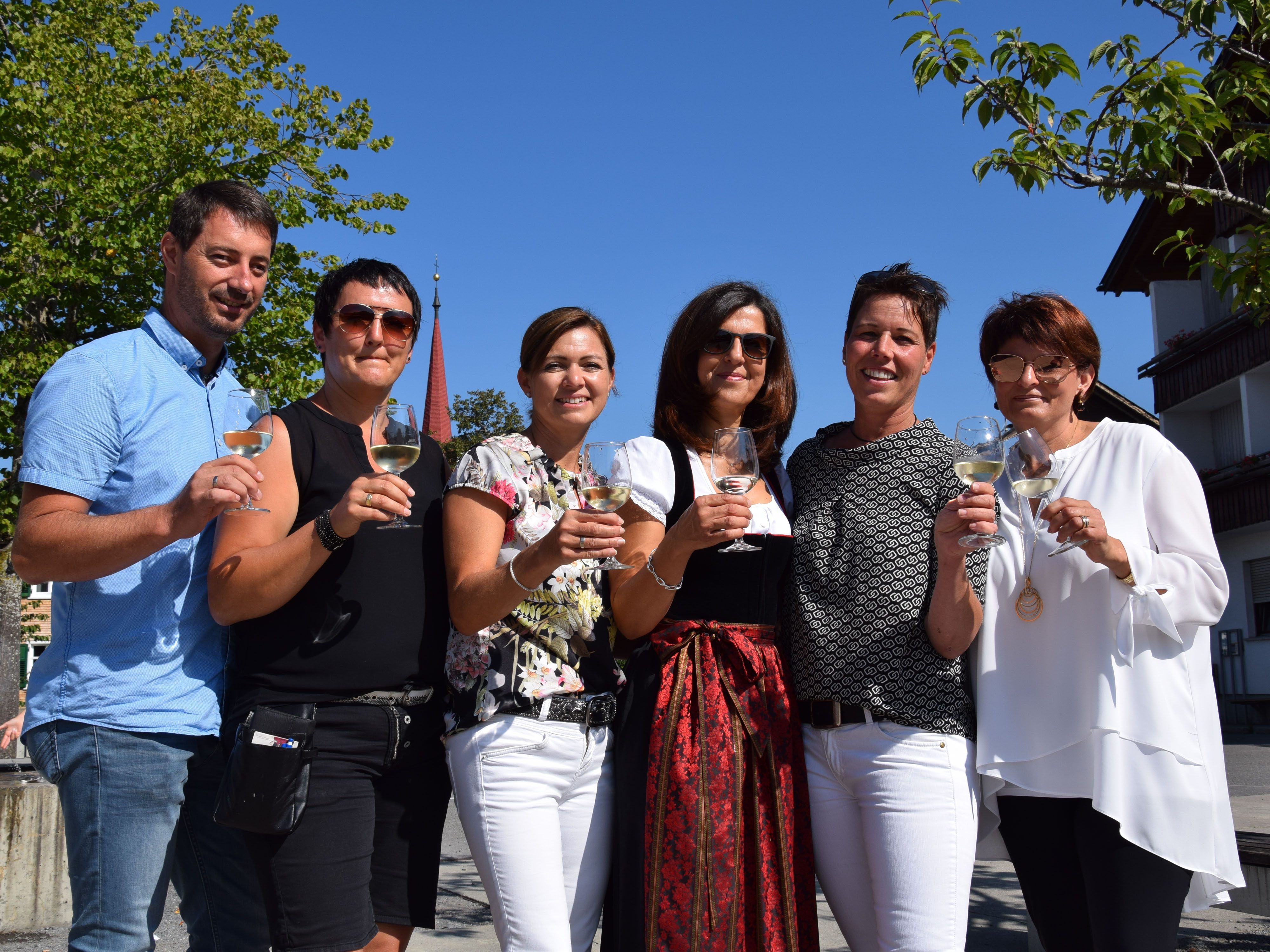 Thomas, Elke, Margit, Susanne, Marion und Sabine beim Frühschoppen Thomas, Elke, Margit, Susanne, Marion und Sabine beim Frühschoppen