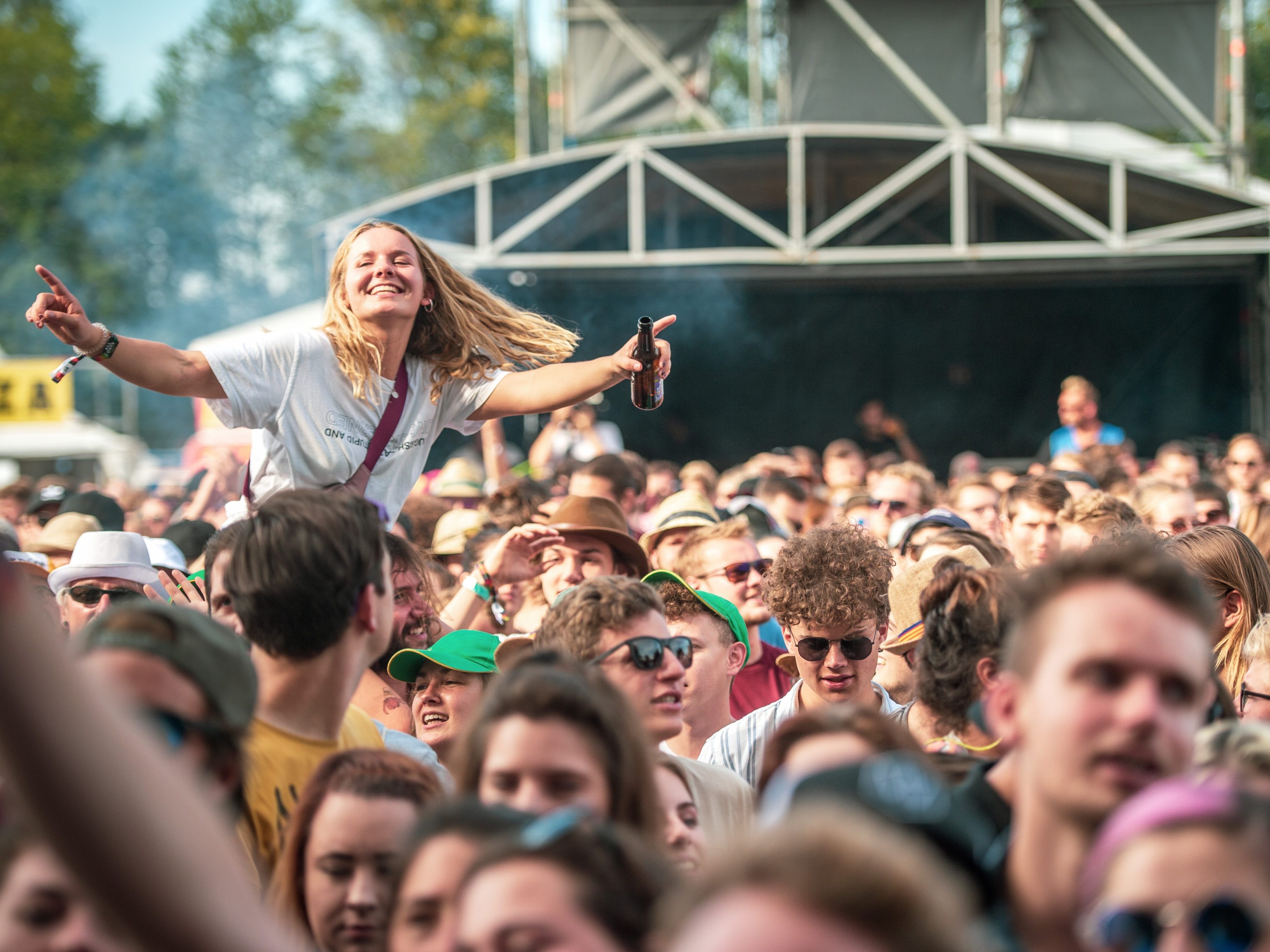 Der Schlechtwetter-Fluch scheint gebrochen. Wie auch die letzten Jahre startete das Szene Openair bei strahlendem Sonnenschein. Der Schlechtwetter-Fluch scheint gebrochen. Wie auch die letzten Jahre startete das Szene Openair bei strahlendem Sonnenschein.