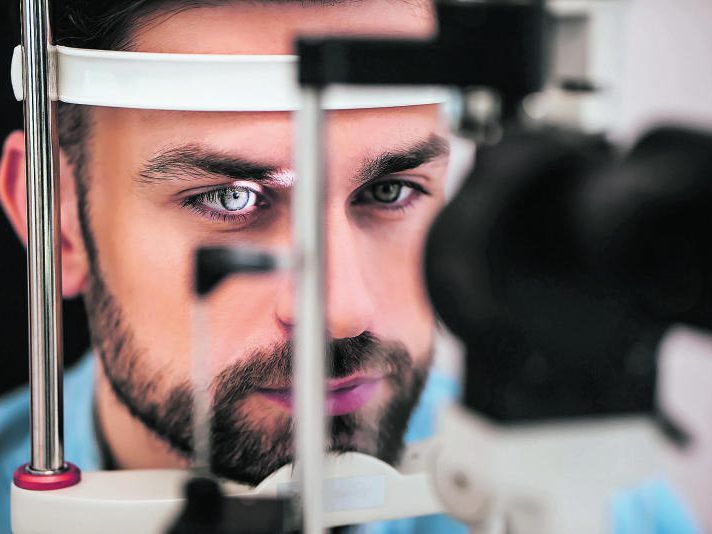 Ab 40 sollten die Augen einmal jährlich untersucht werden.