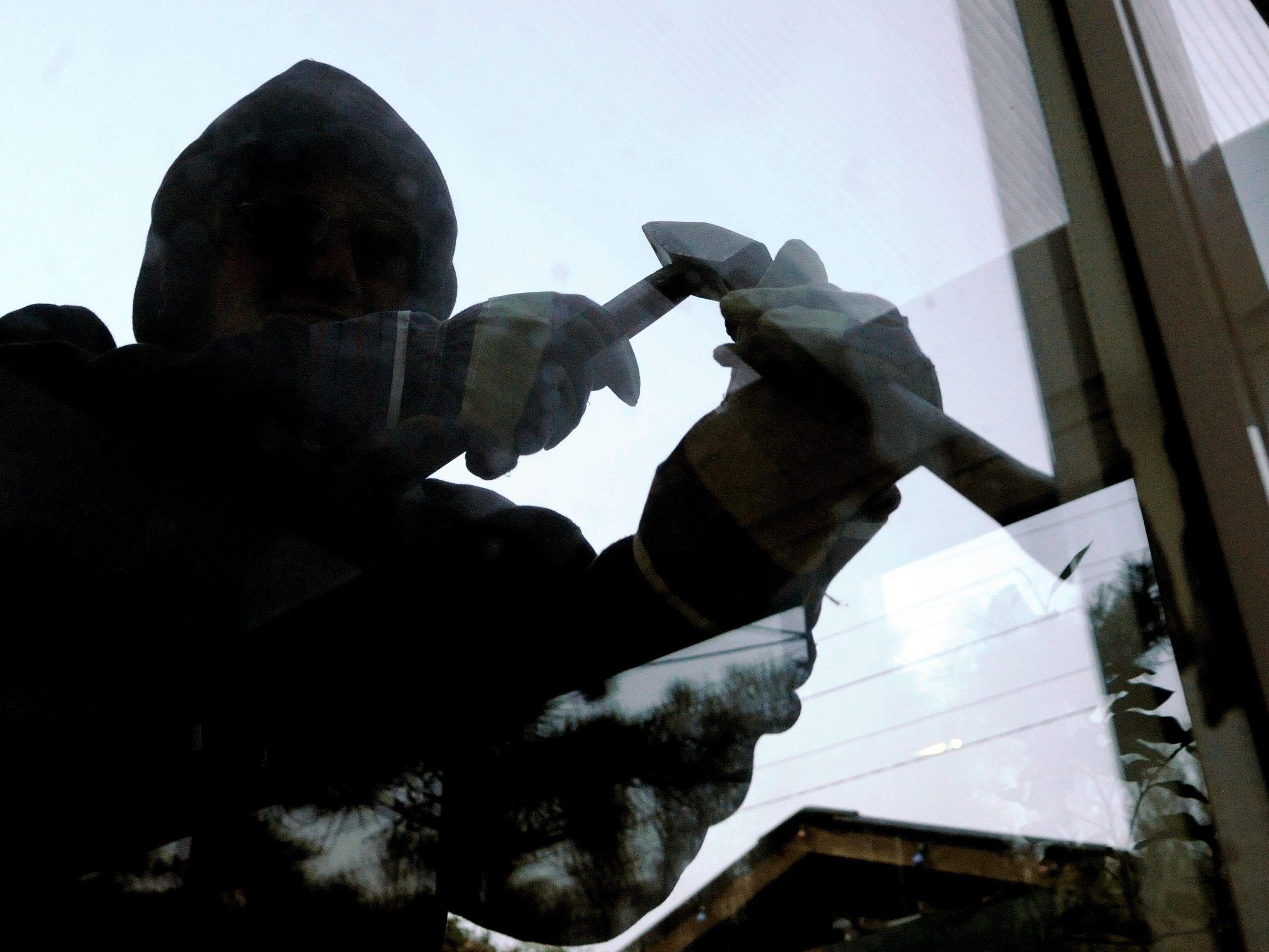 Die mutmaßlichen Einbrecher sind zwischen 16 und 17 Jahre alt. Die mutmaßlichen Einbrecher sind zwischen 16 und 17 Jahre alt.