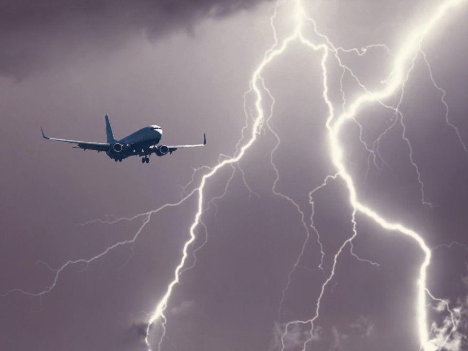 Auf einem Video ist zu sehen, wie ein Flieger in extreme Gewitter gerät.