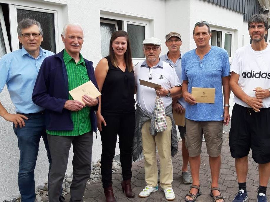 Die Gewinner des FC-SK-Gewinnspiels mit Katharina Müller (Bauerei Fohrenburg) und Karl Frick vom FC Sulz Die Gewinner des FC-SK-Gewinnspiels mit Katharina Müller (Bauerei Fohrenburg) und Karl Frick vom FC Sulz